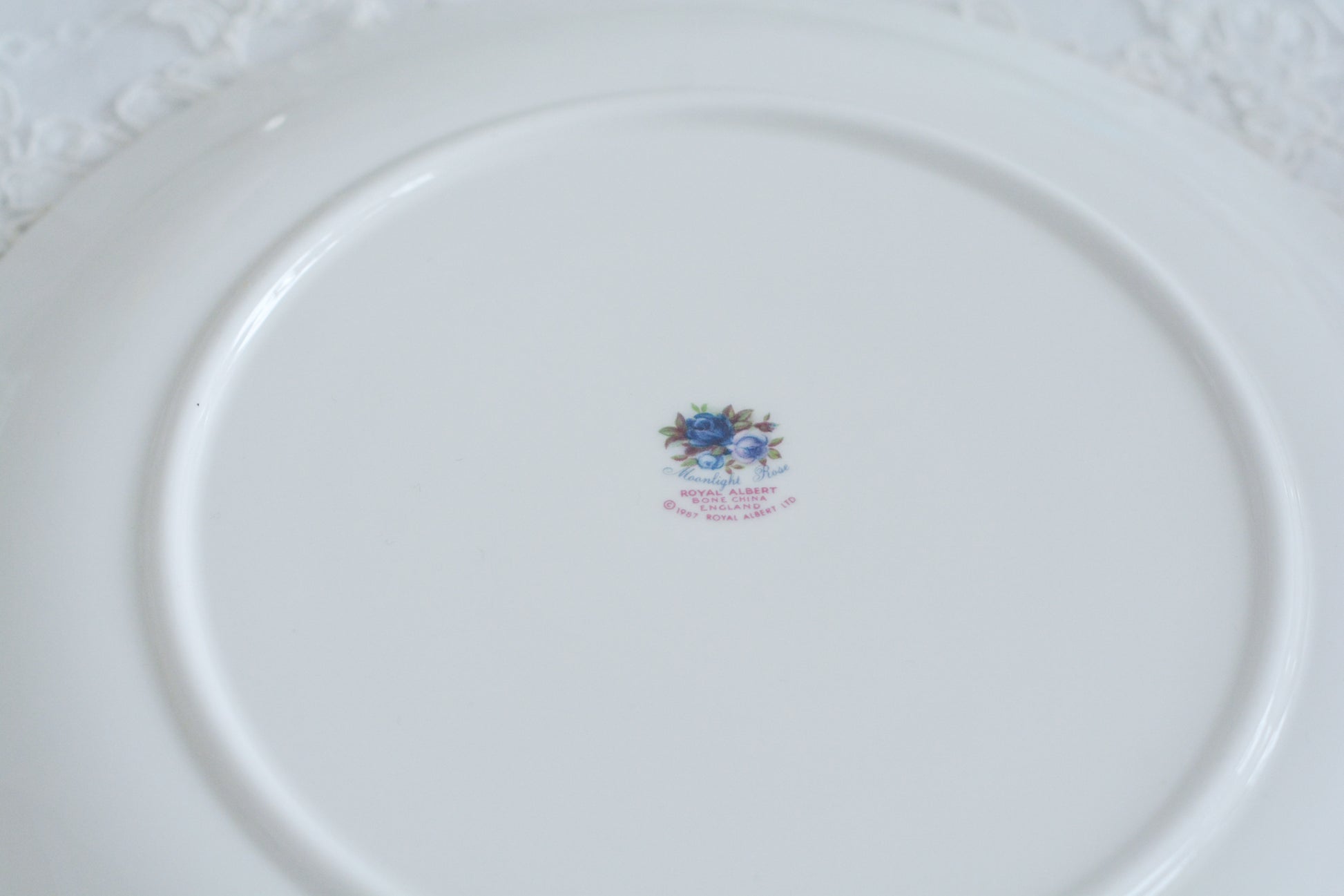 ブルーのバラが美しい、ロイヤルアルバートのムーンライトシリーズのデュオです。オールドカントリーローズのブルーバージョンで製造数が少なく、世界的に人気のあるシリーズです。爽やかな色合いがとても美しくティータイムを彩ります。