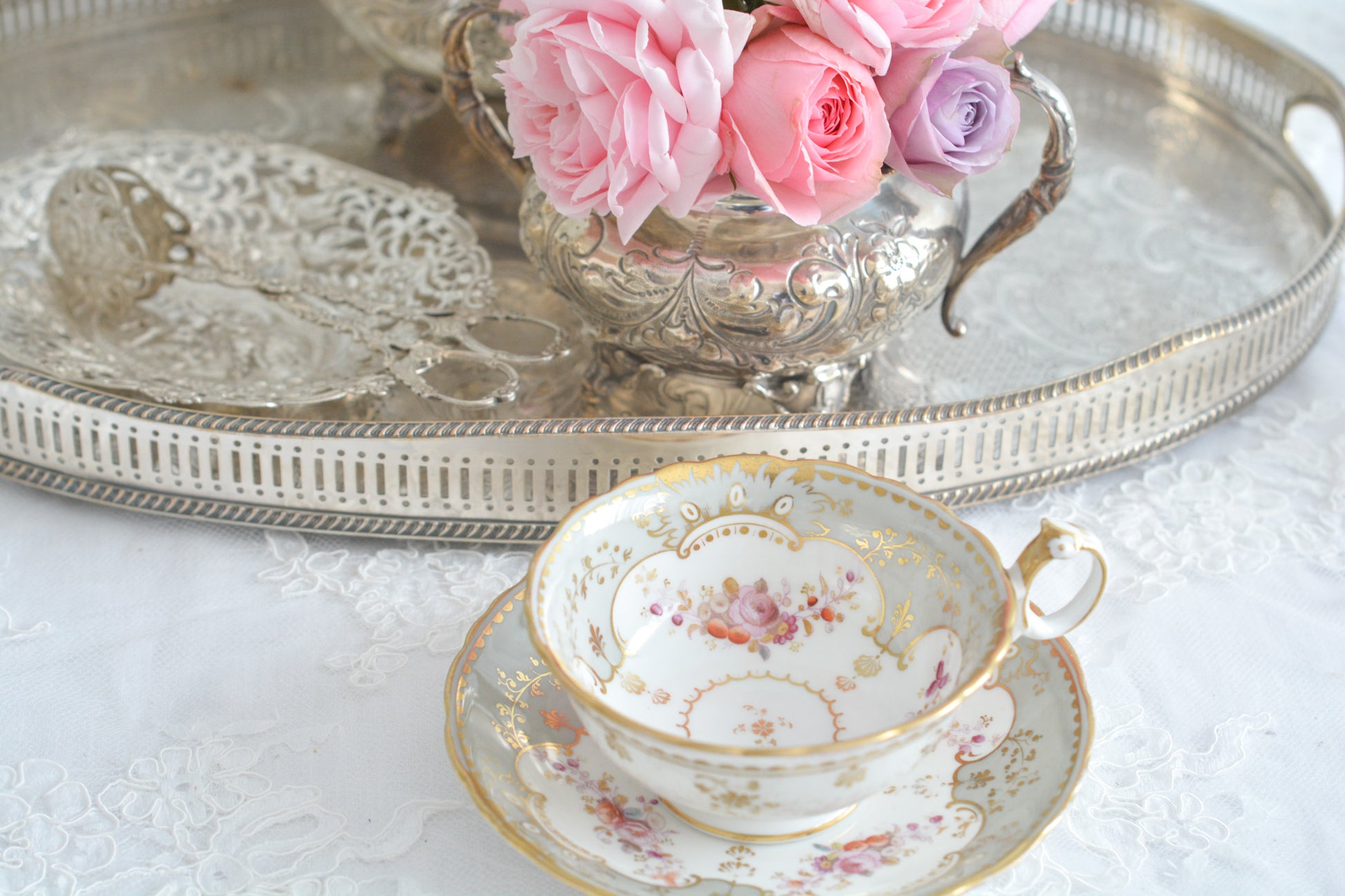 J.Green&Sonsという小売店の優雅なカップです。J.Green&Sonsは1934年から1842年に聖ポール大聖堂近くに店を構えていました。大きなお店だったようです。メーカーのバックスタンプはありません。小売店の希望でメーカーのバックスタンプを入れなかったと推察しています。優しい色合いに優美なシェイプ。ハンドルもとても可愛らしいです。ロココリバイバルのカップで優雅なティータイムをお過ごしください。