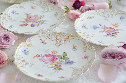 ドイツ・ニュンフェンベルグの美しいプレートがやってきました!ニュンフェンベルグ窯は1743年に開業したドイツ7大名窯の1つに数えられる名窯です。そしてバイエルンの王家ゆかりの窯で、現在でも伝統的手法を守り丁寧に製造されています。なかなかアンティークのニュンフェンベルグの作品は流通しないです。その為、ディーラーさんからドレスデンと言われ私も信じてしまっていました、、、。ハンドペイントで丁寧に描かれた花々は生き生きとしていて、透かし模様と相まって繊細で美しいプレートとなっています。