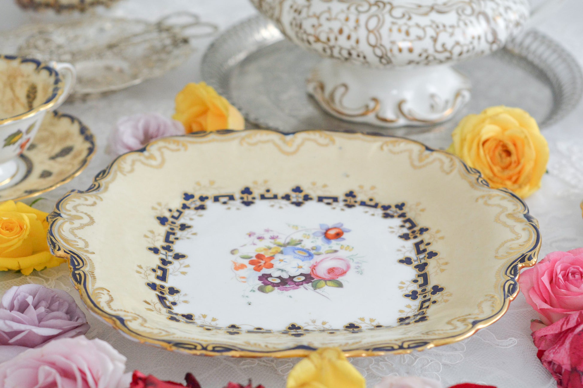 コールポートのアデレードシェイプのB&Bプレートです。ロココリバイバルの優雅なデザインが美しいです。ハンドペイントで描かれたブーケも大きく存在感もあり、ブーケを囲むコバルトブルーの模様もとっても可愛らしく、ブーケを引き立てています。B&Bとはブレッド&バターのことで、パンをもりつけたり、焼き菓子やフルーツなど様々な用途にお使いいただけます。テーブルがパッと華やかになるプレートです。