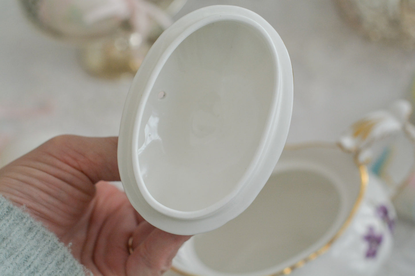 ハマースレイの人気シリーズ、ヴィクトリアンバイオレットシリーズのティーポットです。小さめのサイズで1〜2名のティータイムにぴったりなサイズです。可憐なすみれの模様と優雅なシェイプがとても美しく、おうちティータイムを華やかに盛り上げてくれます。こちらはオールドバックスタンプのお品で、貴重な1930年代頃の作品です。