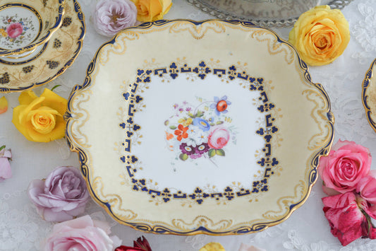 コールポートのアデレードシェイプのB&Bプレートです。ロココリバイバルの優雅なデザインが美しいです。ハンドペイントで描かれたブーケも大きく存在感もあり、ブーケを囲むコバルトブルーの模様もとっても可愛らしく、ブーケを引き立てています。B&Bとはブレッド&バターのことで、パンをもりつけたり、焼き菓子やフルーツなど様々な用途にお使いいただけます。テーブルがパッと華やかになるプレートです。