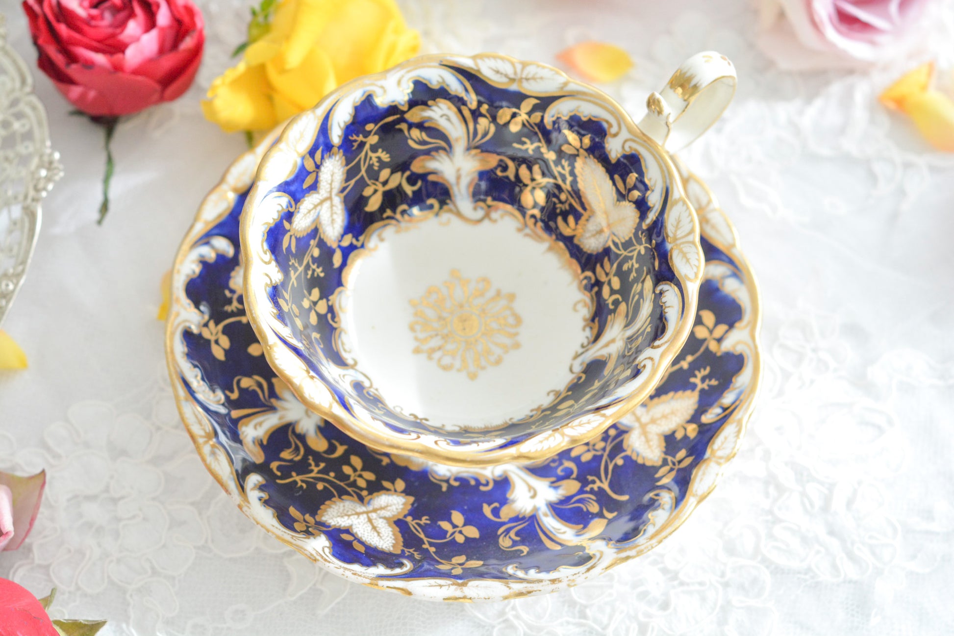 コバルトブルーに金彩の葉っぱ模様が大変美しい、コールポートアデレードシェイプのカップ&ソーサーです。優美なシェイプは大変美しく、重厚感がありながら繊細さも感じるお品です。カップに1ヶ所古いヒビが入っているためお値打ち価格になっています。ヒビはあるものの、ロココリバイバルの大変美しいカップです。