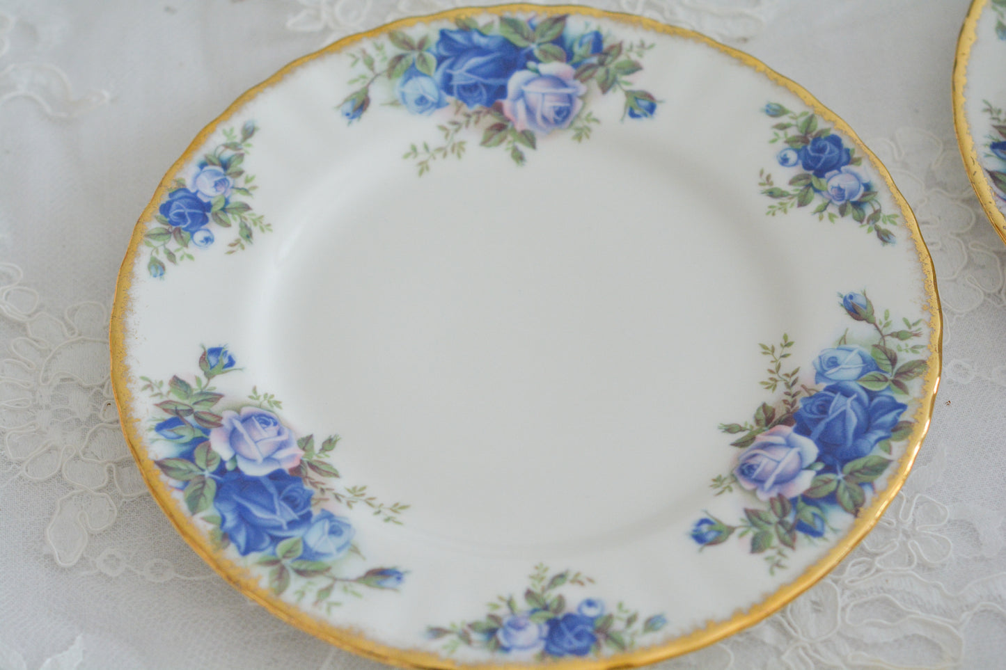 ブルーのバラが美しい、ロイヤルアルバートのムーンライトシリーズのティートリオです。オールドカントリーローズのブルーバージョンで、世界的に人気のあるシリーズです。英国湖水地方の庭園をイメージしたと言われる、美しい色合いがとても美しくティータイムを彩ります。こちらは全部で3点ございます。