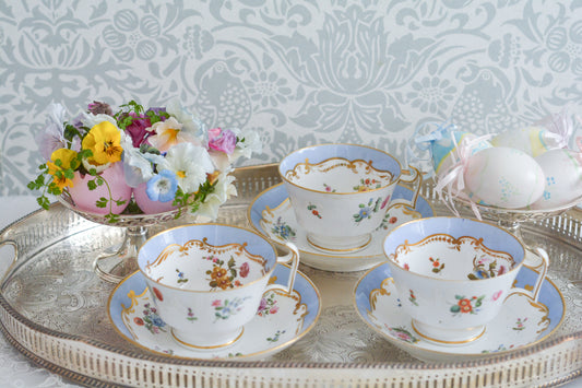 スポードは1799年にストークチャイナ(ボーンチャイナ)の製品化に成功し、英国陶磁器の礎を築いた窯。こちらは1820年代、約200年ほど前に作られたロンドンシェイプと言われるとても貴重なカップ&ソーサーです。淡いブルーカラーに手描きで小さな花々が丁寧に描かれています。手描きのため、一つずつ描かれるお花も違いそれぞれに調和の取れた素晴らしいお品達です。バックには手描きでSPODEと美しい文字で記されています。カトラリー傷は当時貴族のティータイムで活躍していた証でもあります。大切に受け継がれてきたお品を受け継いでくださる方へ。