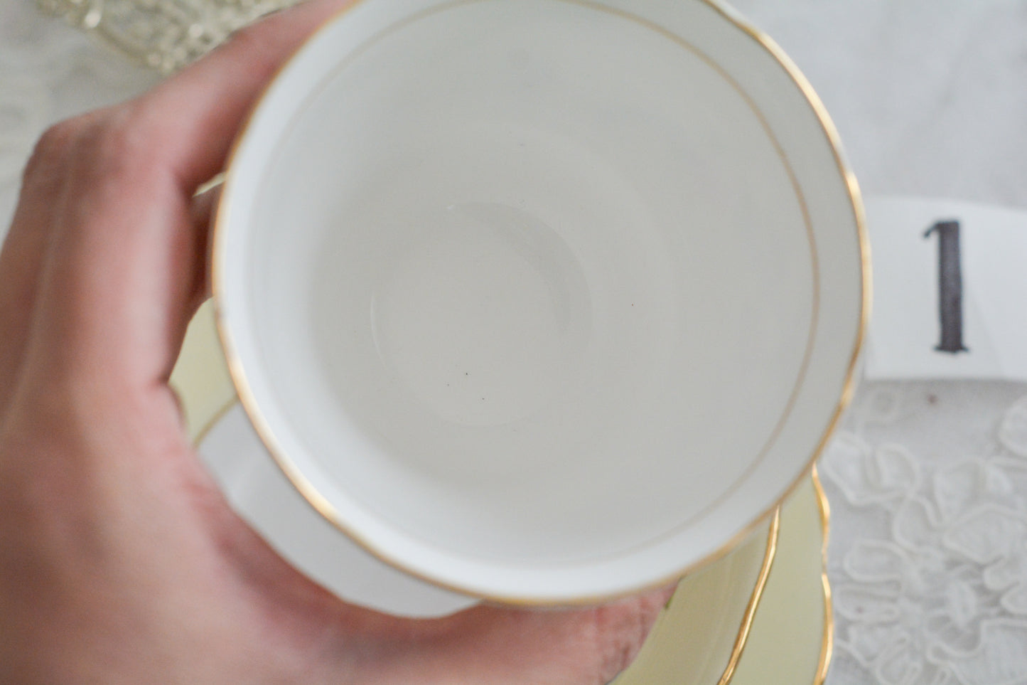 コルクラフ(Colclough)の可愛らしいティートリオ。コルクラフは1890年にハーバード・ジョセフ・コルクラフ氏が創業したメーカで、1940年代頃まで続いていました。コルクラフの中でもこのリボンの絵柄は人気で入手困難なお品です。クリーム色にブルーリボンと小さなバラの模様がとっても可愛らしいデザインです。パステルカラーがイースターや春のティータイムにもぴったりですね!