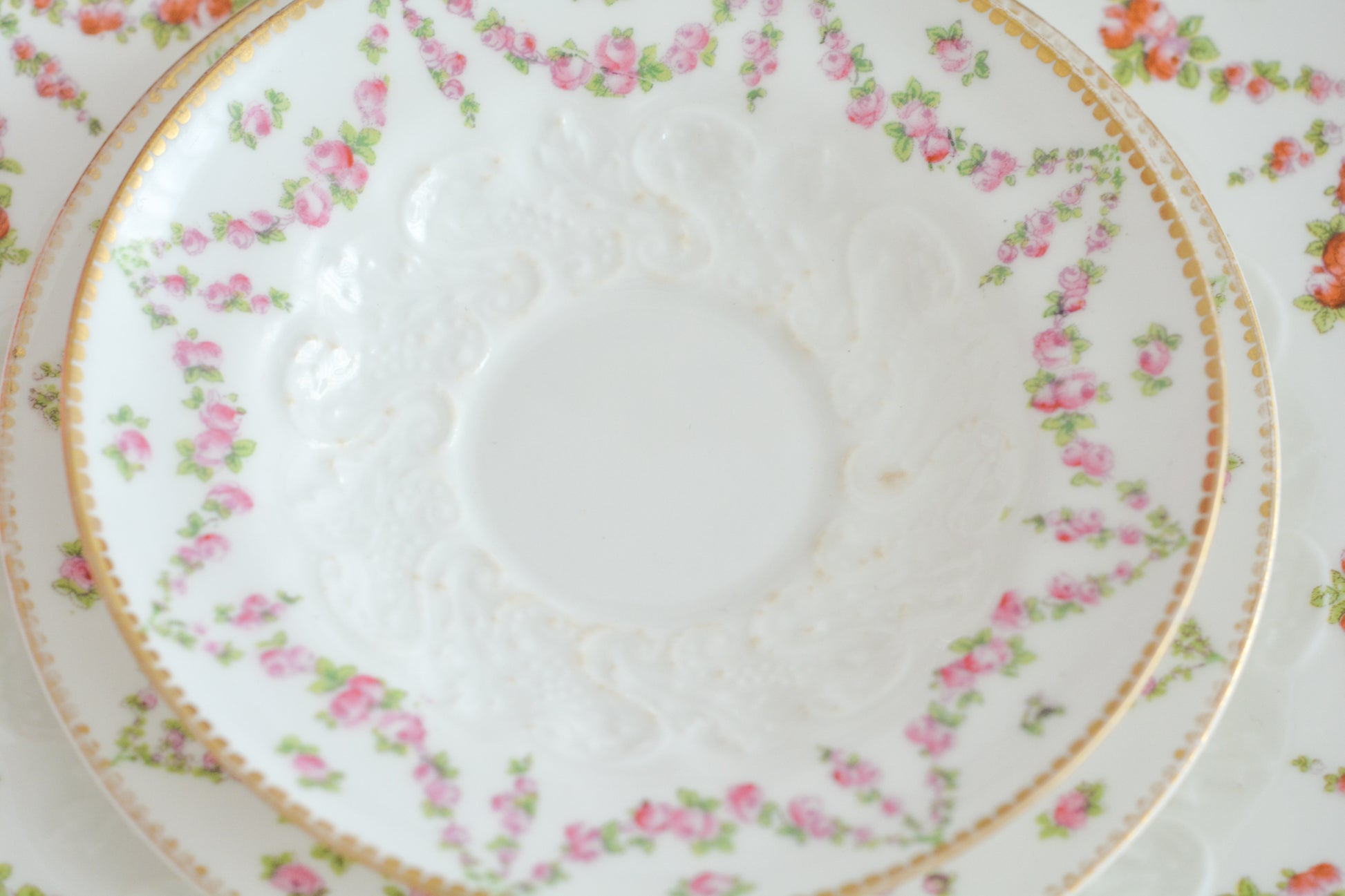 バラのガーランド模様が可愛らしい、ジョージ・ジョーンズ・クレッセントのセットです。カップ&ソーサー、サイドプレート、B&Bプレートのとても便利なセットです。クレッセントらしい可憐で上品な雰囲気がティータイムを盛り上げます。素磁の模様もとっても可愛らしいですよ。