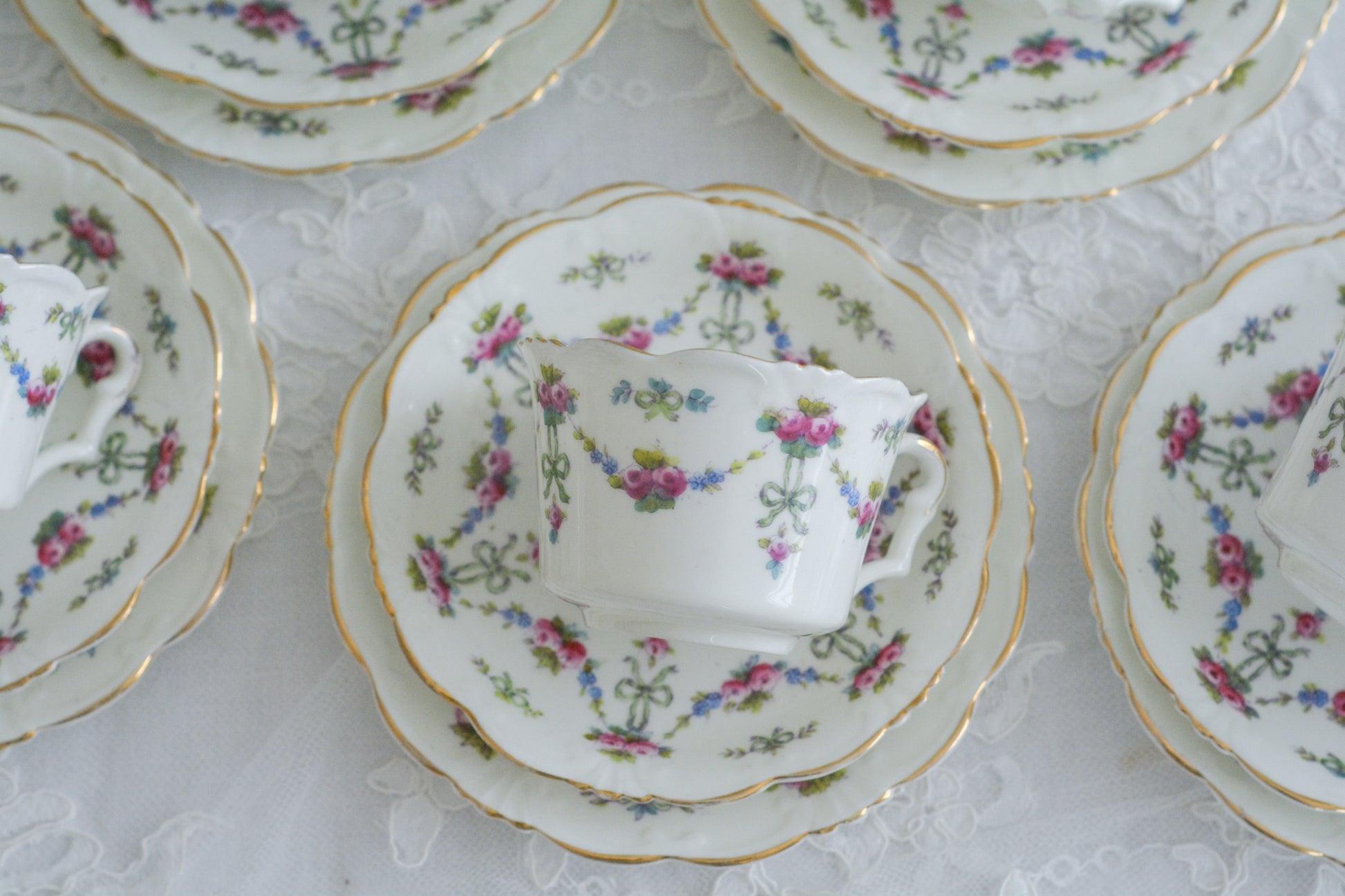 コリンウッドのリボンにバラのガーランドがとっても可愛らしいティートリオ、ミルクジャグ、スロップボウル、デザートプレートがやってきました!ハンドペイントで色つけされたバラやリボンを眺めているだけで気持ちが上向きになる可愛らしさです。ぜひ春のティータイムに。プルダウンから、単品ご選択頂けます