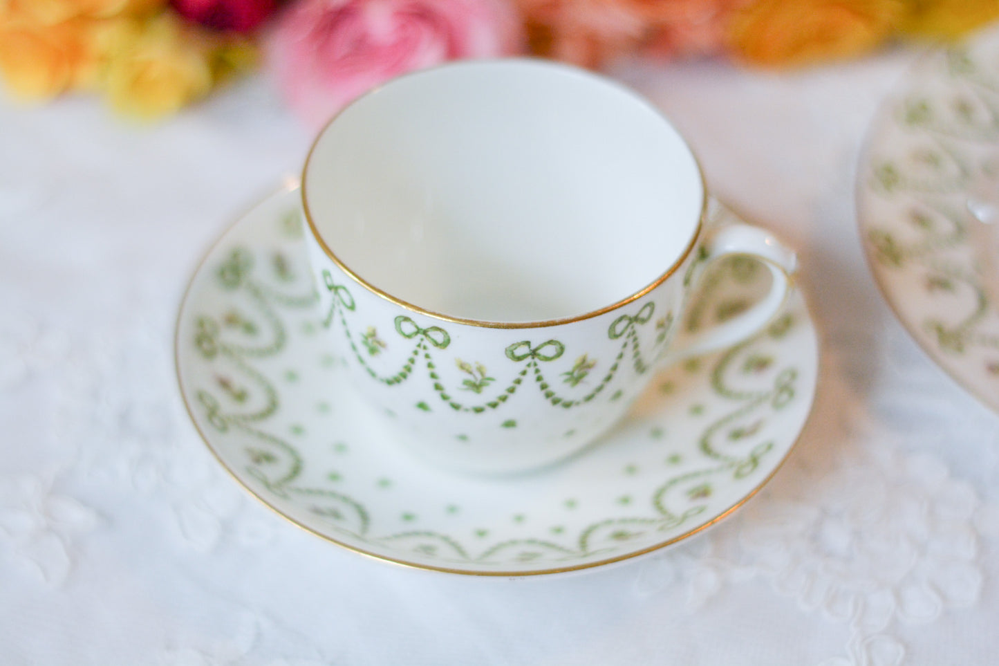 クレッセントのアンティークカップ4点セット。リボンのガーランドがとても可愛らしいお品です。Rose Antiquesはコールポートをはじめ英国アンティークをご紹介しています。