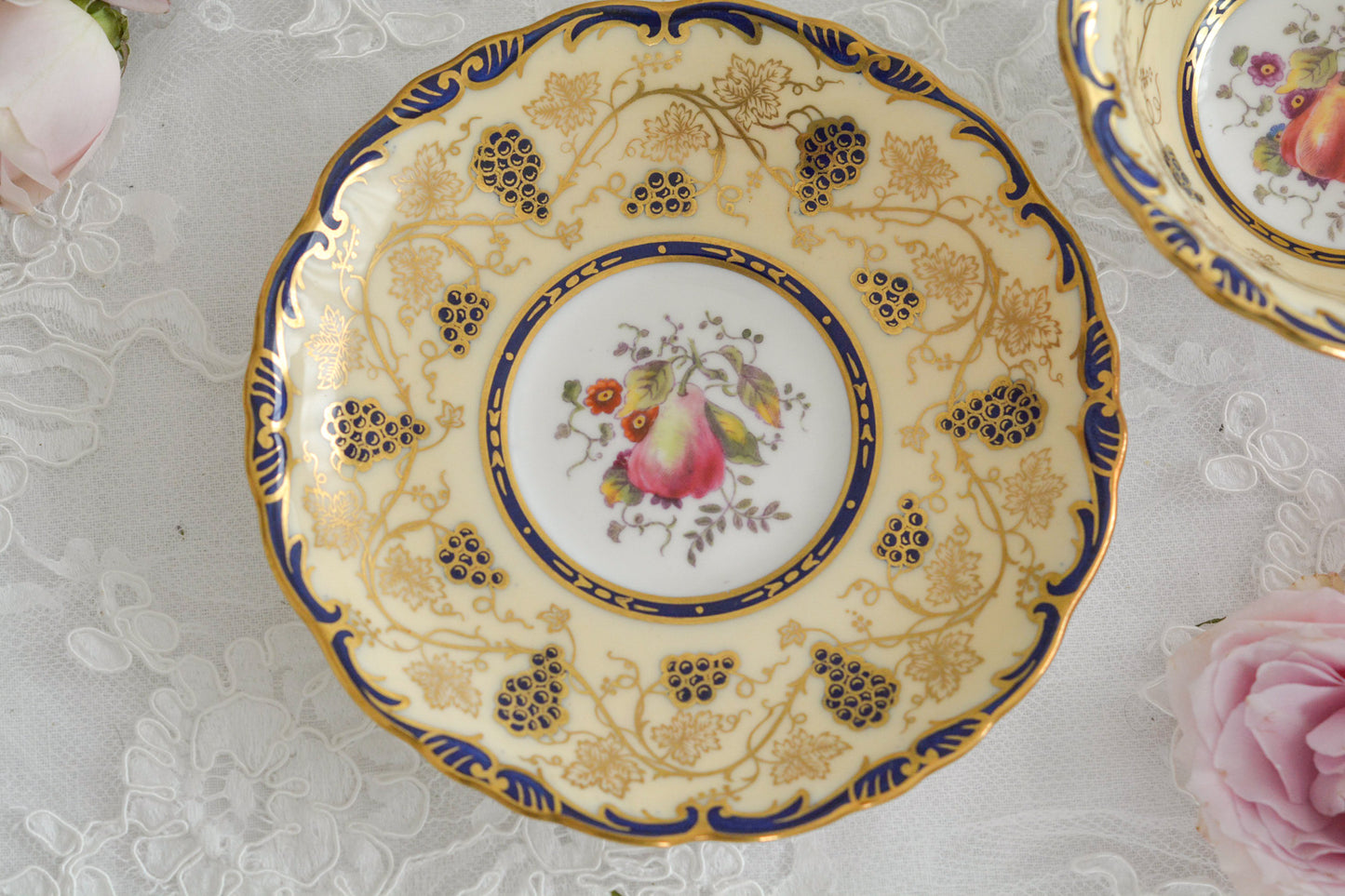 コールポートの1800年代の作品のリバイバルシリーズのオールドコールポートシリーズ。色々なお品がリバイバルされています。こちらはアデレードシェイプのリバイバル。ハンドルはアデレードシェイプハンドルではなくリングハンドルで、素磁も厚めに作られています。ロココリバイバルスタイルの優雅なデザインが美しいです。葡萄やフルーツ、お花の模様が大変豪華で美しいお品です。
