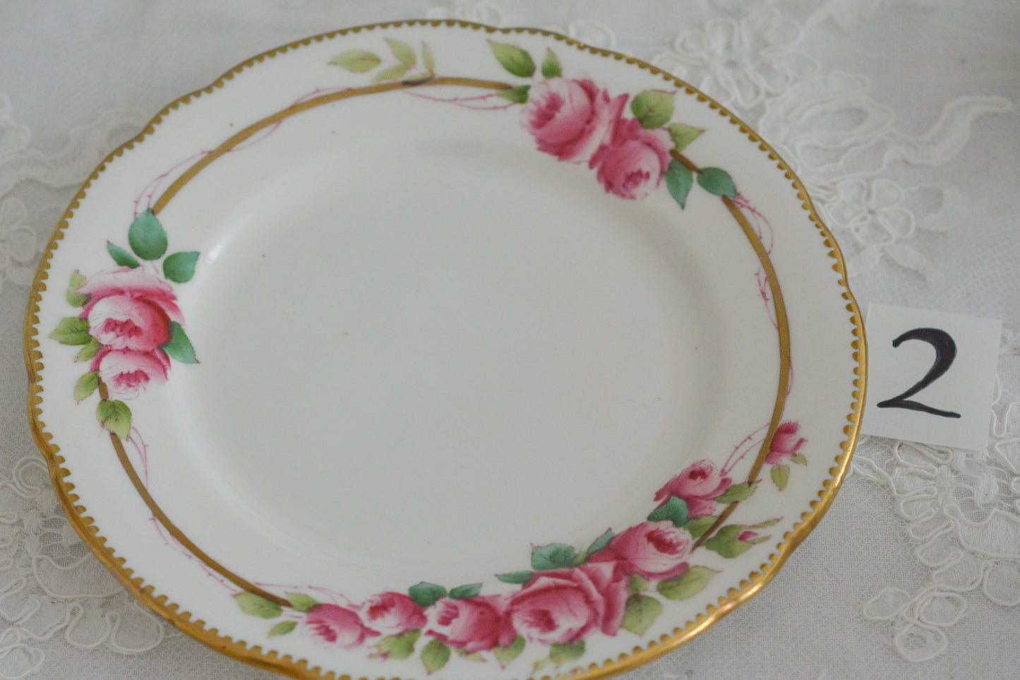 シェリーの美しいティートリオがやってきました。ハンドペイントで描かれたバラが大変華やかです。やはりハンドペイントは立体感があり美しいなと思います。ハンドルも凝った作りで細部まで美しい。春のティータイムのテーブルコーディネートに花を添えてくれますよ。イースターのコーディネートにもぜひ。