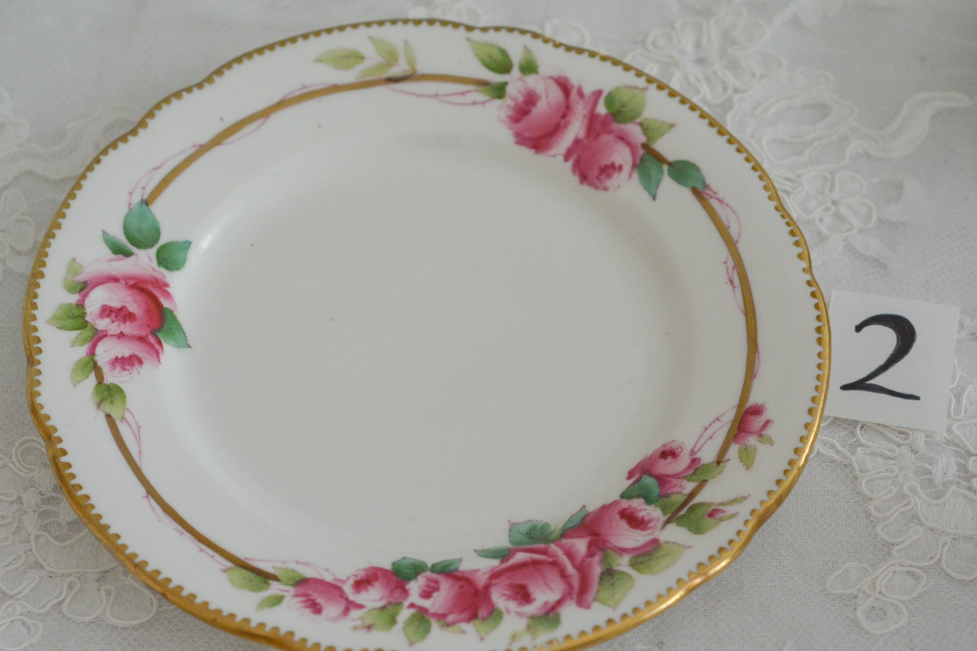 シェリーの美しいティートリオがやってきました。ハンドペイントで描かれたバラが大変華やかです。やはりハンドペイントは立体感があり美しいなと思います。ハンドルも凝った作りで細部まで美しい。春のティータイムのテーブルコーディネートに花を添えてくれますよ。イースターのコーディネートにもぜひ。