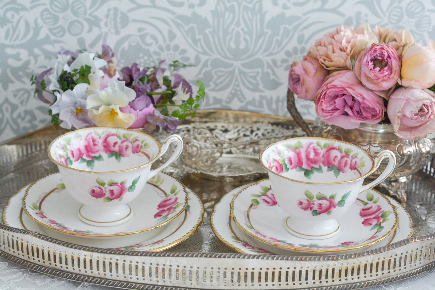 シェリーの美しいティートリオがやってきました。ハンドペイントで描かれたバラが大変華やかです。やはりハンドペイントは立体感があり美しいなと思います。ハンドルも凝った作りで細部まで美しい。春のティータイムのテーブルコーディネートに花を添えてくれますよ。イースターのコーディネートにもぜひ。