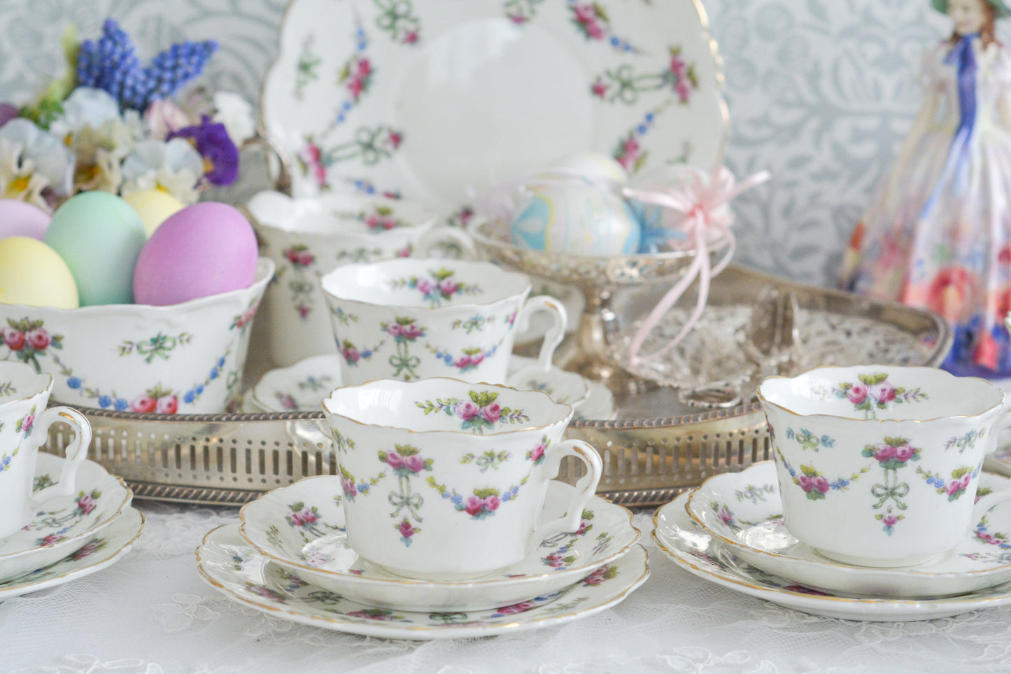 コリンウッドのリボンにバラのガーランドがとっても可愛らしいティートリオ、ミルクジャグ、スロップボウル、デザートプレートがやってきました!ハンドペイントで色つけされたバラやリボンを眺めているだけで気持ちが上向きになる可愛らしさです。ぜひ春のティータイムに。プルダウンから、単品ご選択頂けます