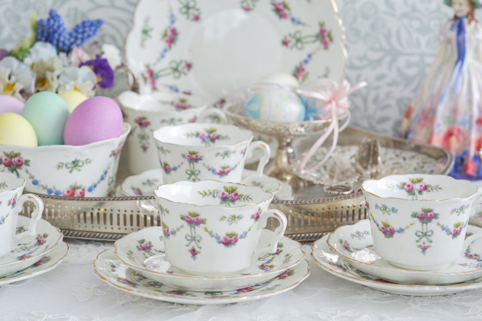 コリンウッドのリボンにバラのガーランドがとっても可愛らしいティートリオ、ミルクジャグ、スロップボウル、デザートプレートがやってきました!ハンドペイントで色つけされたバラやリボンを眺めているだけで気持ちが上向きになる可愛らしさです。ぜひ春のティータイムに。プルダウンから、単品ご選択頂けます