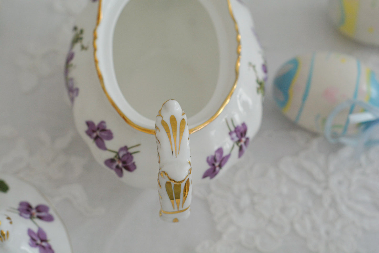 ハマースレイの人気シリーズ、ヴィクトリアンバイオレットシリーズのティーポットです。小さめのサイズで1〜2名のティータイムにぴったりなサイズです。可憐なすみれの模様と優雅なシェイプがとても美しく、おうちティータイムを華やかに盛り上げてくれます。こちらはオールドバックスタンプのお品で、貴重な1930年代頃の作品です。