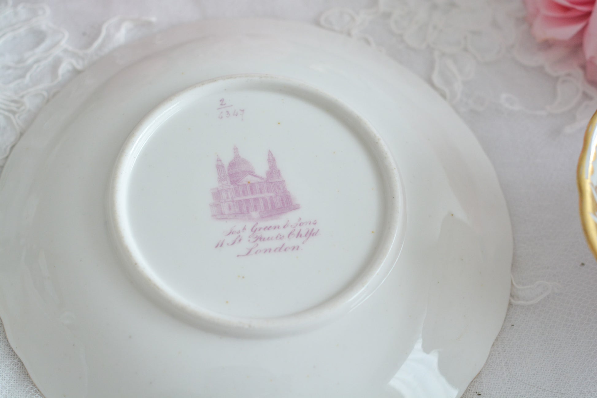 J.Green&Sonsという小売店の優雅なカップです。J.Green&Sonsは1934年から1842年に聖ポール大聖堂近くに店を構えていました。大きなお店だったようです。メーカーのバックスタンプはありません。小売店の希望でメーカーのバックスタンプを入れなかったと推察しています。優しい色合いに優美なシェイプ。ハンドルもとても可愛らしいです。ロココリバイバルのカップで優雅なティータイムをお過ごしください。