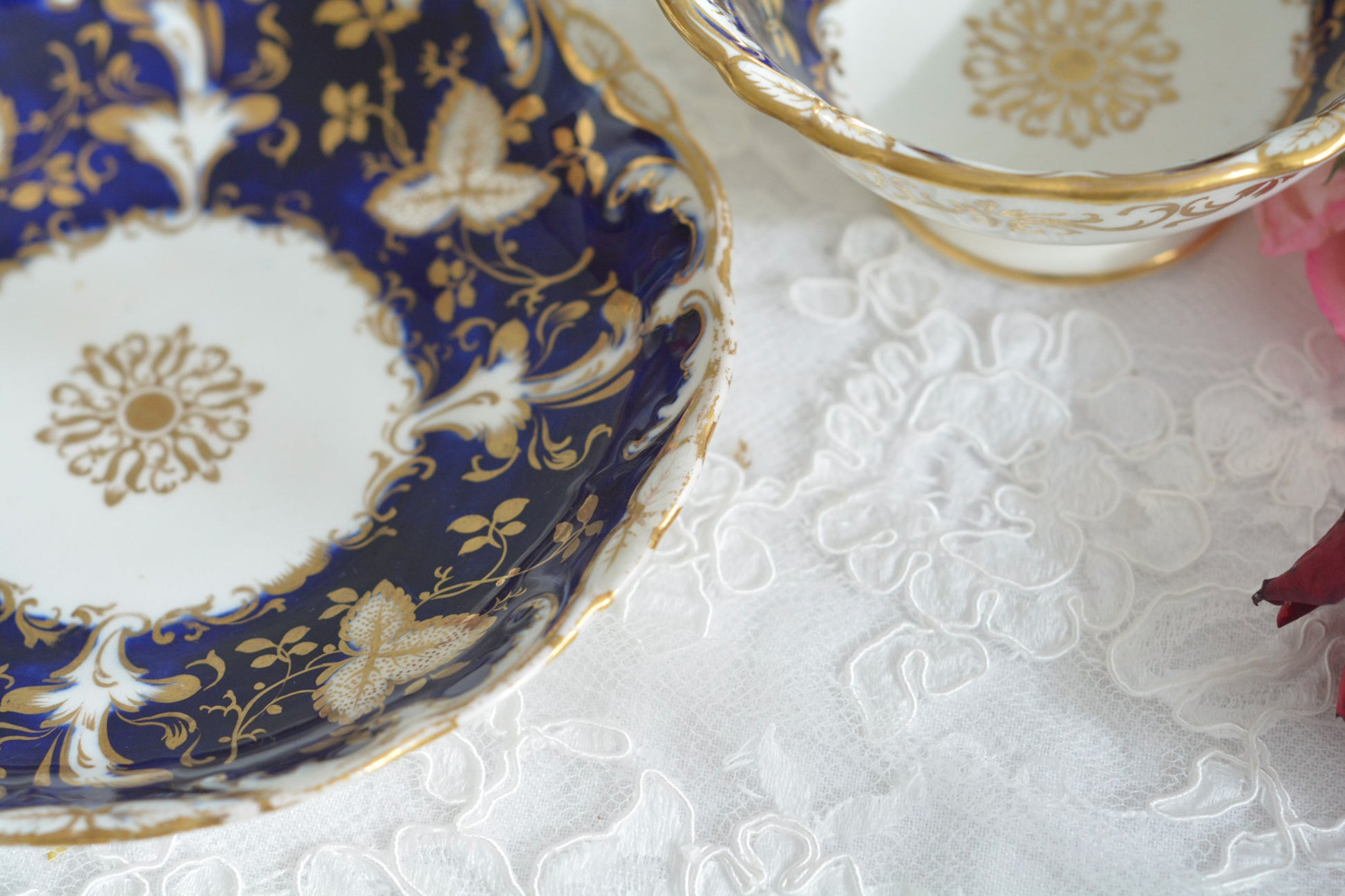 コバルトブルーに金彩の葉っぱ模様が大変美しい、コールポートアデレードシェイプのカップ&ソーサーです。優美なシェイプは大変美しく、重厚感がありながら繊細さも感じるお品です。カップに1ヶ所古いヒビが入っているためお値打ち価格になっています。ヒビはあるものの、ロココリバイバルの大変美しいカップです。