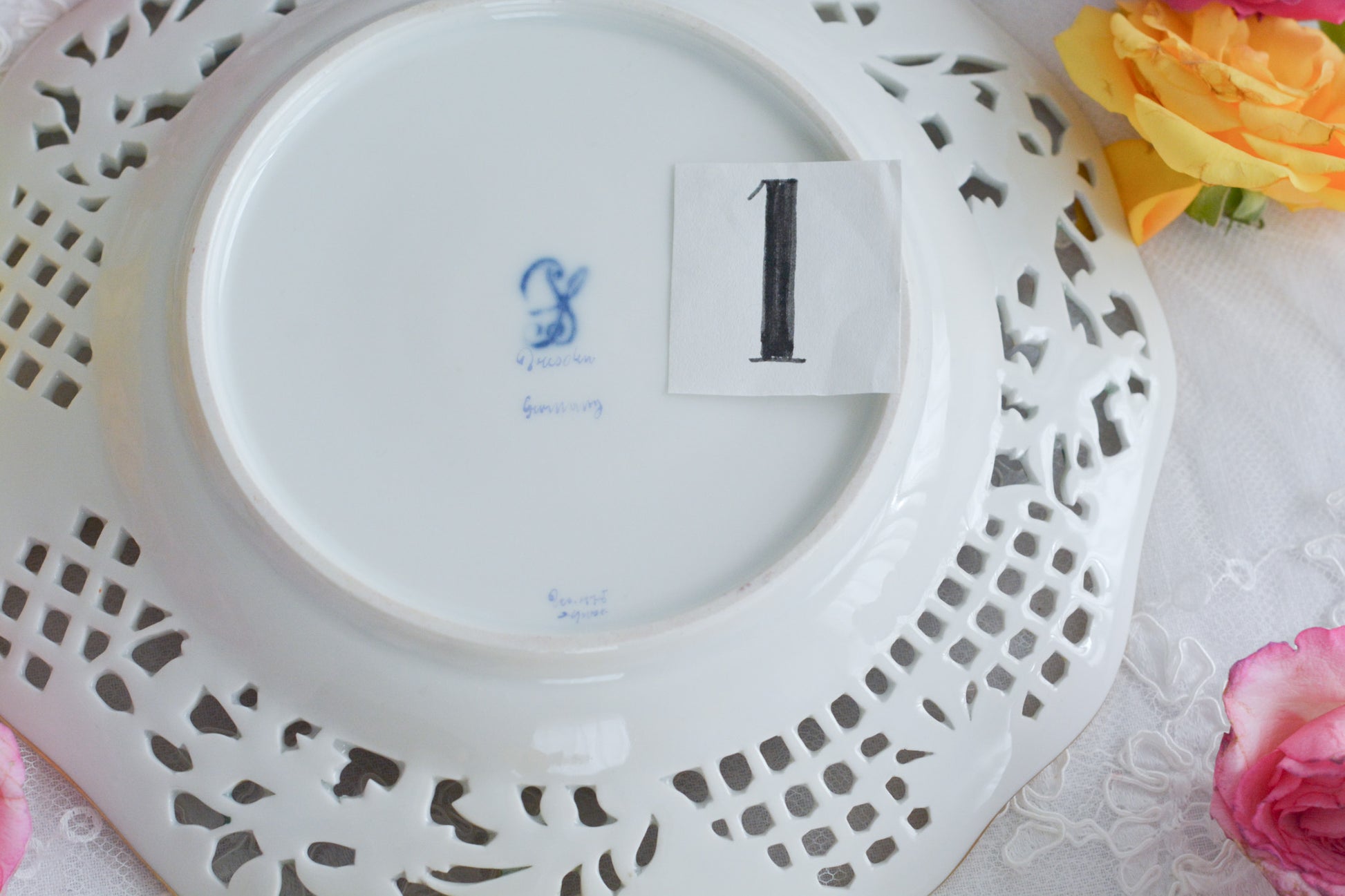 オーストリアの「国の母」とたたえられたハプスブルグ家の女帝「マリア・テレジア」。のちにフランス国王ルイ16世に嫁いだマリー・アントワネットの母でもあります。その名前にふさわしく、また、ウィーンの煌びやかな芸術や宮殿を思わせるような華やかで美しい世界観のプレートです。カール・ティーメの素晴らしいハンドペイントの絵付けをお楽しみください。