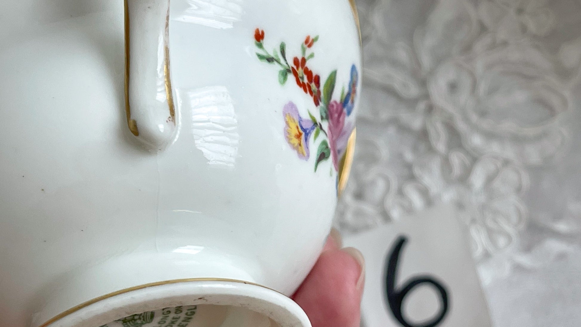 ハマースレイの豪華なティートリオとB&Bプレート。金彩の華やかな模様にブーケ柄のプリントが映えます。ハマースレイらしい優美なシェイプで、ティータイムに花を添えてくれるデザインです。それぞれ状態が異なりますので、プルダウンよりお選びください。ティートリオの④〜⑥はカップにヒビがあり、水漏れするため観賞用としてお勧めします。プレートはそれぞれお使いいただけます。