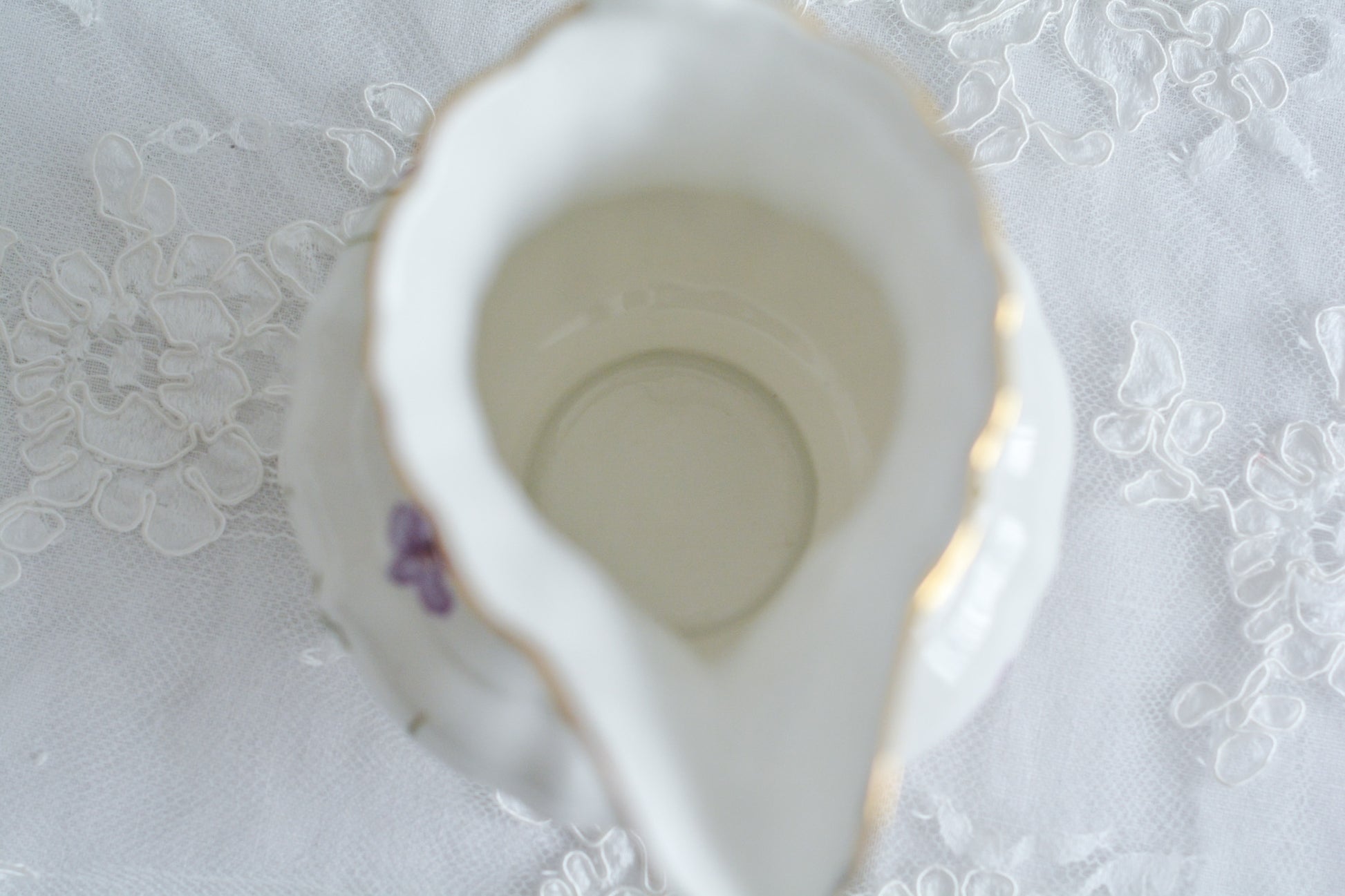 英国ヴィンテージ、ハマースレイの大きなミルクジャグ。人気のヴィクトリアンバイオレットのお品です。とても可憐で優美なデザイン。Rose Antiquesはコールポートをはじめ、英国アンティーク、ヴィンテージの食器をご紹介しています。