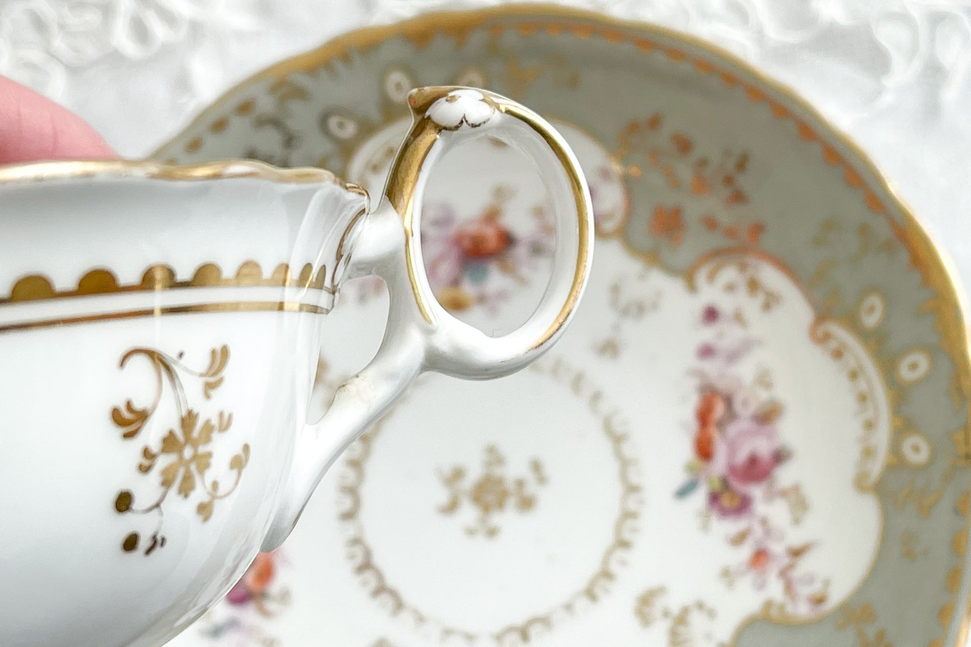 J.Green&Sonsという小売店の優雅なカップです。J.Green&Sonsは1934年から1842年に聖ポール大聖堂近くに店を構えていました。大きなお店だったようです。メーカーのバックスタンプはありません。小売店の希望でメーカーのバックスタンプを入れなかったと推察しています。優しい色合いに優美なシェイプ。ハンドルもとても可愛らしいです。ロココリバイバルのカップで優雅なティータイムをお過ごしください。