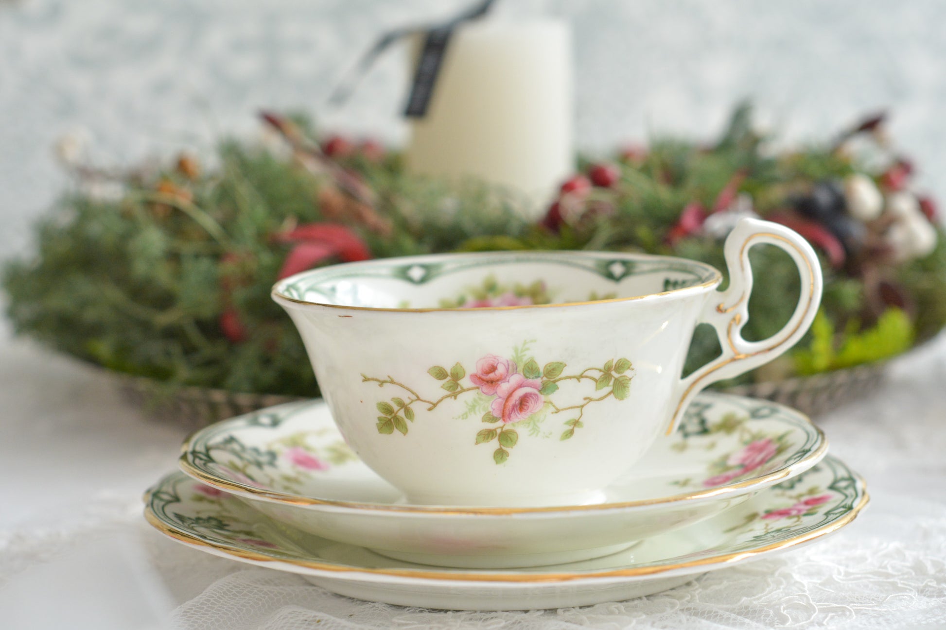 エインズレイの可愛らしいティートリオがやってきました。小さなバラに可愛らしい模様のティートリオです。クリスマスにもぴったりな雰囲気でクリスマスのテーブルコーディネートを盛り上げてくれます。エインズレイは1775年創業で今もたくさんの人々に愛される陶磁器メーカーです
