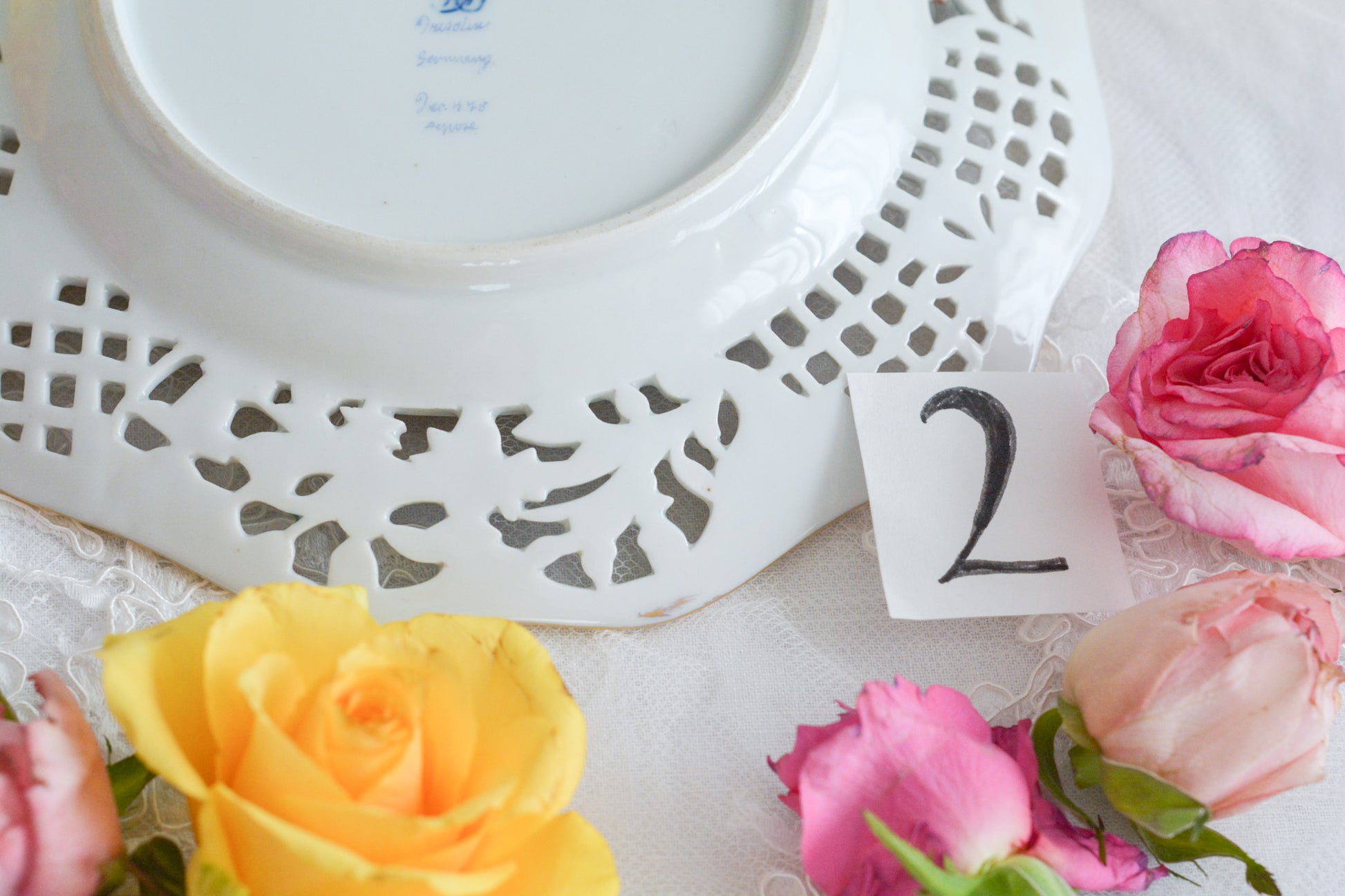 オーストリアの「国の母」とたたえられたハプスブルグ家の女帝「マリア・テレジア」。のちにフランス国王ルイ16世に嫁いだマリー・アントワネットの母でもあります。その名前にふさわしく、また、ウィーンの煌びやかな芸術や宮殿を思わせるような華やかで美しい世界観のプレートです。カール・ティーメの素晴らしいハンドペイントの絵付けをお楽しみください。