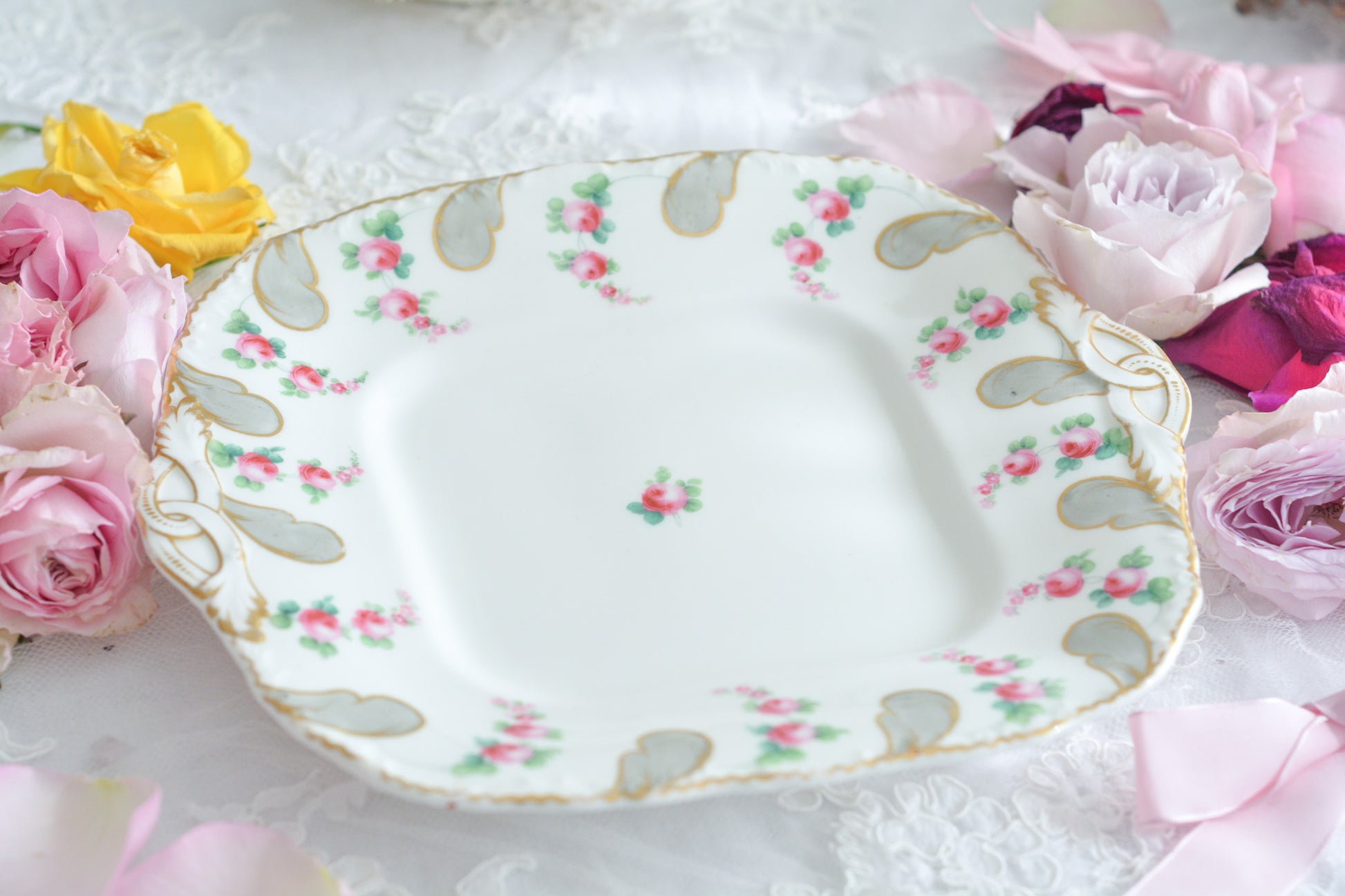 ミントンの とても可愛らしいB&Bプレートです。ハンドペイントで描かれたバラのお花がとても繊細なタッチでミントンらしい優しさがあります。B&Bプレートはブレッド&バタープレートのことで、パンやスコーン、サンドイッチはもちろん、お菓子を盛り付けても素敵です。