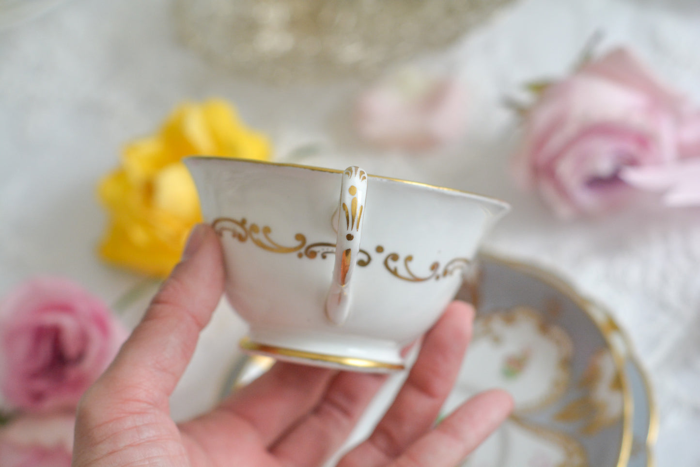 グレーカラーにハンドペイントで描かれた花々が美しいティートリオです。メーカーは不明ですが、以前ご紹介したハマースレイのアンティークトリオと雰囲気がよく似ています。金彩の模様もエレガントですね。残念ながらディーラーさんからの輸送時にカップにヒビが入ってしまいました。カップは観賞用となりますが、ソーサーとプレートはとても良い状態で、プレートのみお使いいただくこともできます。