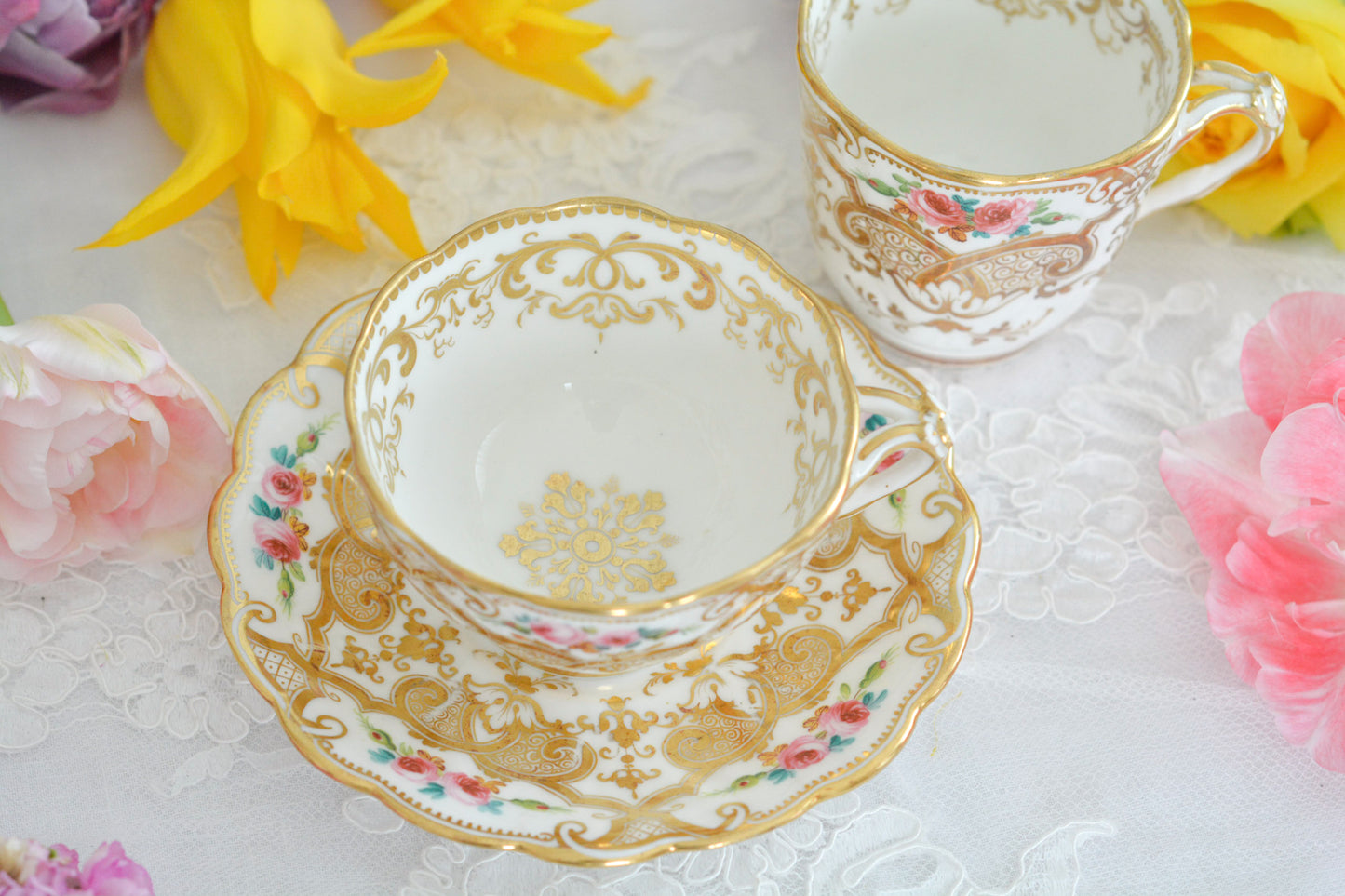 リッジウェイのフォリエージシェイプ(Foliage Shape)のトゥルートリオ。ハンドル部分には葉っぱの模様がついていてとても可愛らしいシェイプです。フォリエージシェイプもさまざまな絵柄やカラーがあります。こちらもリッジウェイらしい、力強く、豪華な作品で、とても存在感があります。トゥルートリオは、ティーカップ、コーヒーカップ、ソーサーのセットでヴィクトリア時代の初期頃まではトリオといえばこちらが主流でした。今ではとても貴重になっています。紅茶もコーヒーも楽しめるのがいいですね。