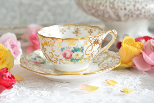 リッジウェイのフォリエイジシェイプのカップ&ソーサー。ハンドル部分には葉っぱの模様がついていてとても可愛らしいシェイプで、リッジウェイのお品の中でも人気の高いシリーズの1つ。こちらは、ハンドペイントでピンクと白のバラが可愛らしく描かれています。金彩と白磁との美しいコントラストに薔薇の花が引き立ちます。 優雅なティータイムにぴったりのカップです。