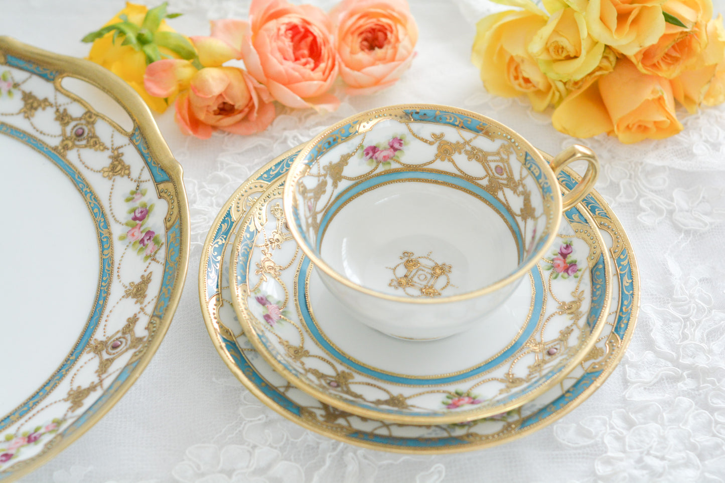 オールドノリタケの里帰り品、ターコイズブルーに金盛り、エナメルジュール、宝石箱のようにキラキラしたセットです。