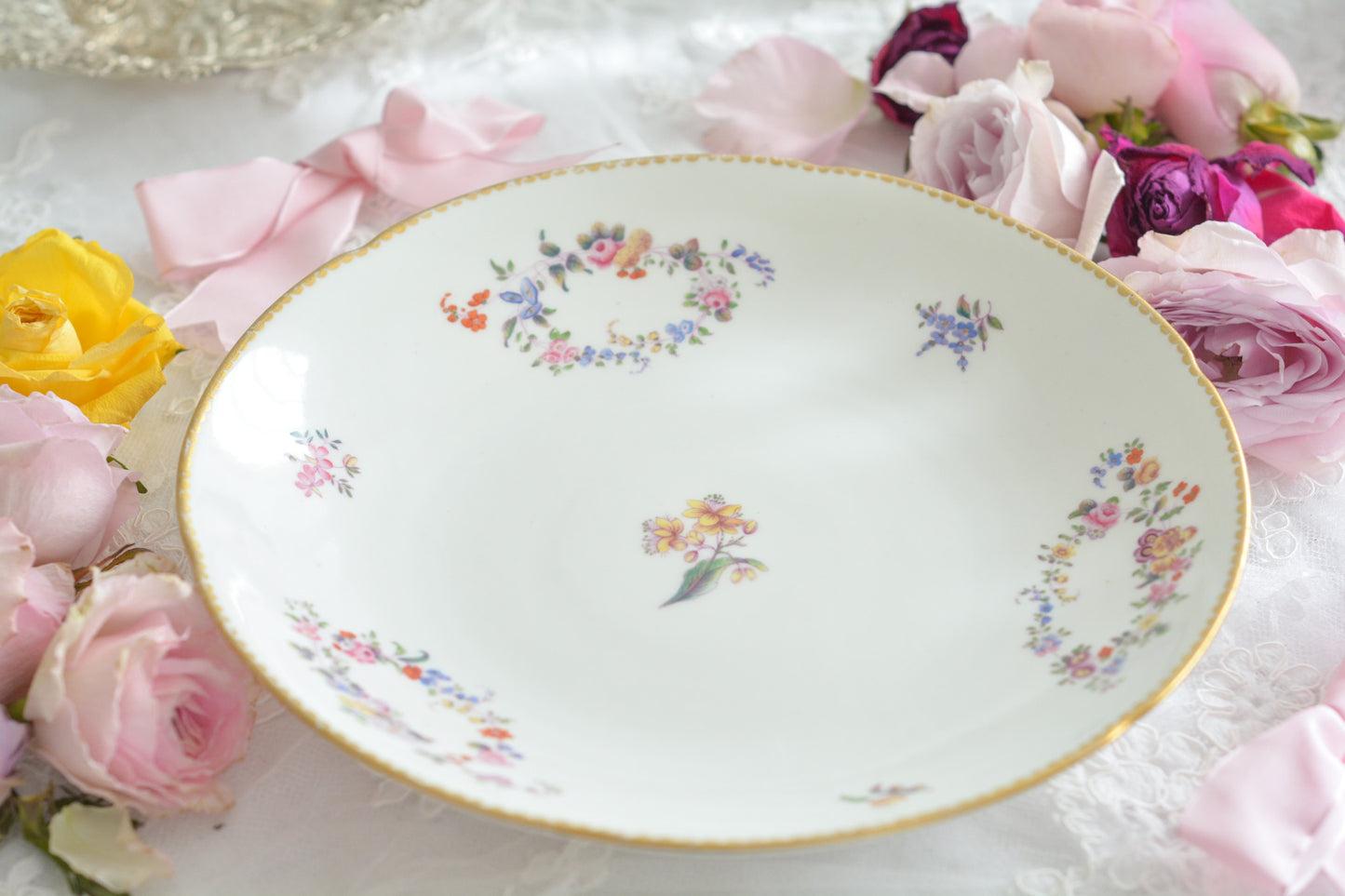 ロンドンに1825年〜1917年に営業していた「ダニエル」という小売店がオーダーしたデザートプレートです。バックスタンプはダニエルのマークのみで製造元のマークはありません。その為どのメーカーにオーダーしたのは詳細はわかりませんが、可憐な小花たちがとても美しいプレートです。ダニエルは、コールポートなどに特注品をオーダーしていたと専門書に記述があります。きっと力のあった小売店だったのだろうと思います。
