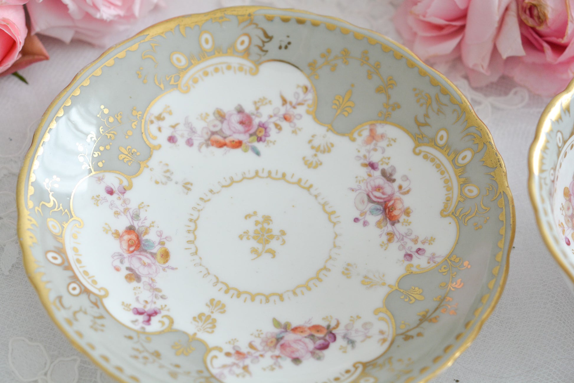 J.Green&Sonsという小売店の優雅なカップです。J.Green&Sonsは1934年から1842年に聖ポール大聖堂近くに店を構えていました。大きなお店だったようです。メーカーのバックスタンプはありません。小売店の希望でメーカーのバックスタンプを入れなかったと推察しています。優しい色合いに優美なシェイプ。ハンドルもとても可愛らしいです。ロココリバイバルのカップで優雅なティータイムをお過ごしください。