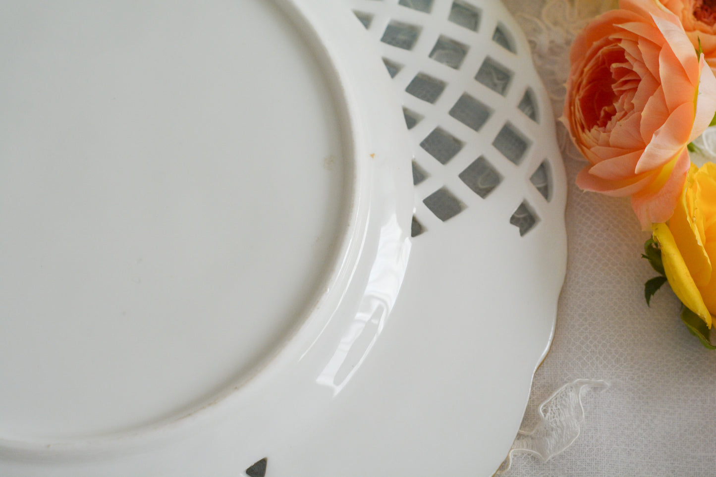 英国アンティークの中でも特に貴重なミントン8800番プレート。ミントンブルーの格子模様に、ハンドペイントの花々が大変美しいミントンの至宝のプレートです。