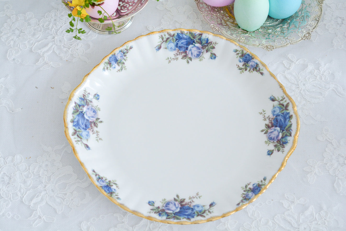 ブルーのバラが美しい、ロイヤルアルバートのムーンライトシリーズのデュオです。オールドカントリーローズのブルーバージョンで製造数が少なく、世界的に人気のあるシリーズです。爽やかな色合いがとても美しくティータイムを彩ります。