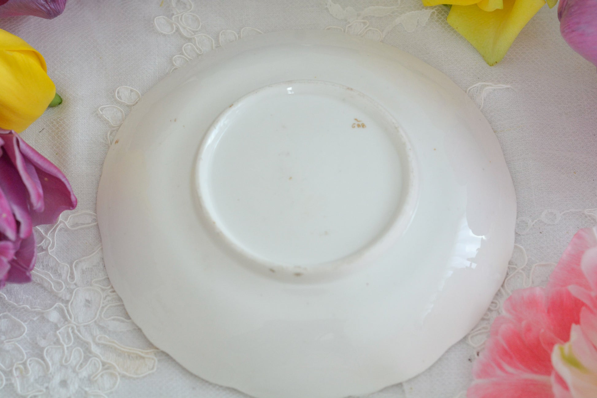 コールポートの中でも一番人気があるアデレードシェイプ。こちらはイギリスの美しい風景が描かれたお品です。のどかな風景がカップ、ソーサーそれぞれに描かれていてなんだかとても温かな気持ちになります。風景画を見ながら紅茶を楽しめる素敵なカップです。