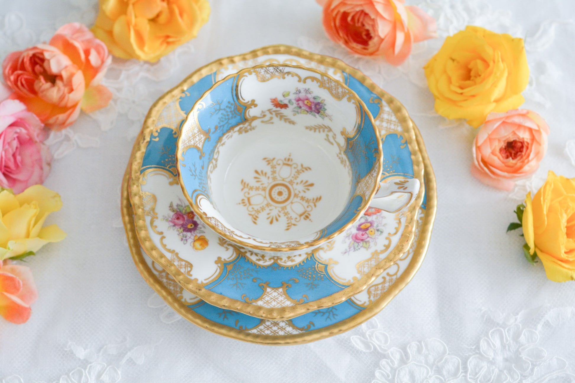 英国アンティーク、コールポートの代表作馬ットウィングシリーズの幻のカラーと言われるターコイズブルーのティートリオ。キラキラと宝石のように輝く美しいカップです。