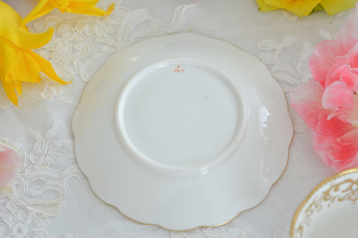 リッジウェイのフォリエージシェイプ(Foliage Shape)のトゥルートリオ。ハンドル部分には葉っぱの模様がついていてとても可愛らしいシェイプです。フォリエージシェイプもさまざまな絵柄やカラーがあります。こちらもリッジウェイらしい、力強く、豪華な作品で、とても存在感があります。トゥルートリオは、ティーカップ、コーヒーカップ、ソーサーのセットでヴィクトリア時代の初期頃まではトリオといえばこちらが主流でした。今ではとても貴重になっています。紅茶もコーヒーも楽しめるのがいいですね。