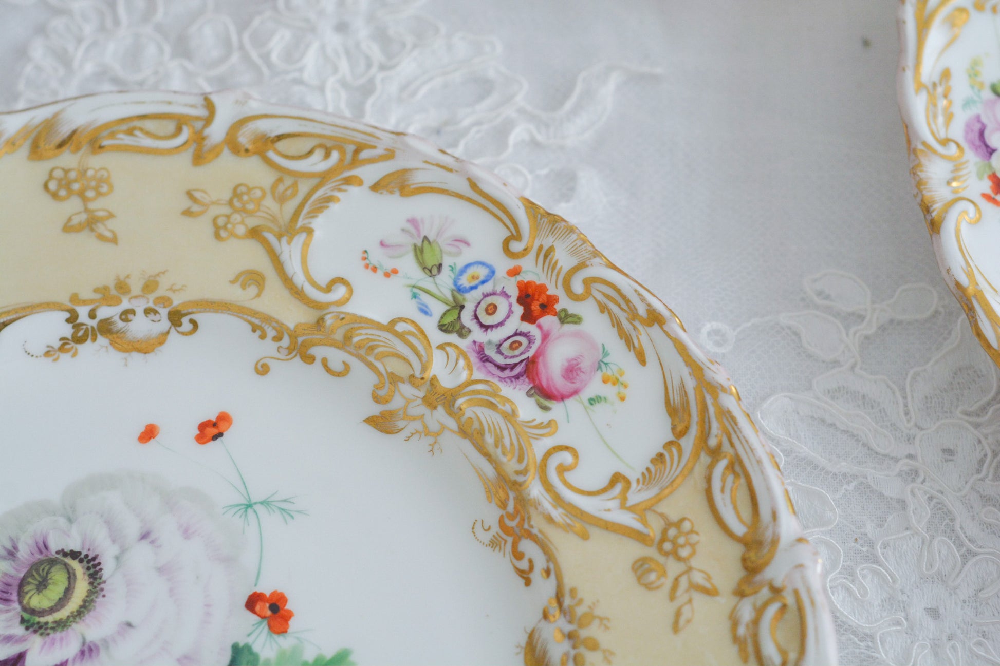 1830年代ごろに作られたキャビネットプレート。中央には大きなアネモネがハンドペイントで写実的に描かれています。装飾もロココリバイバルスタイルの豪華な模様が描かれていて、とても華やかなお品です。キャビネットプレートとして飾っていただいても、サービングプレートやランチョンプレートとしてお使いいただいても素敵だと思います。