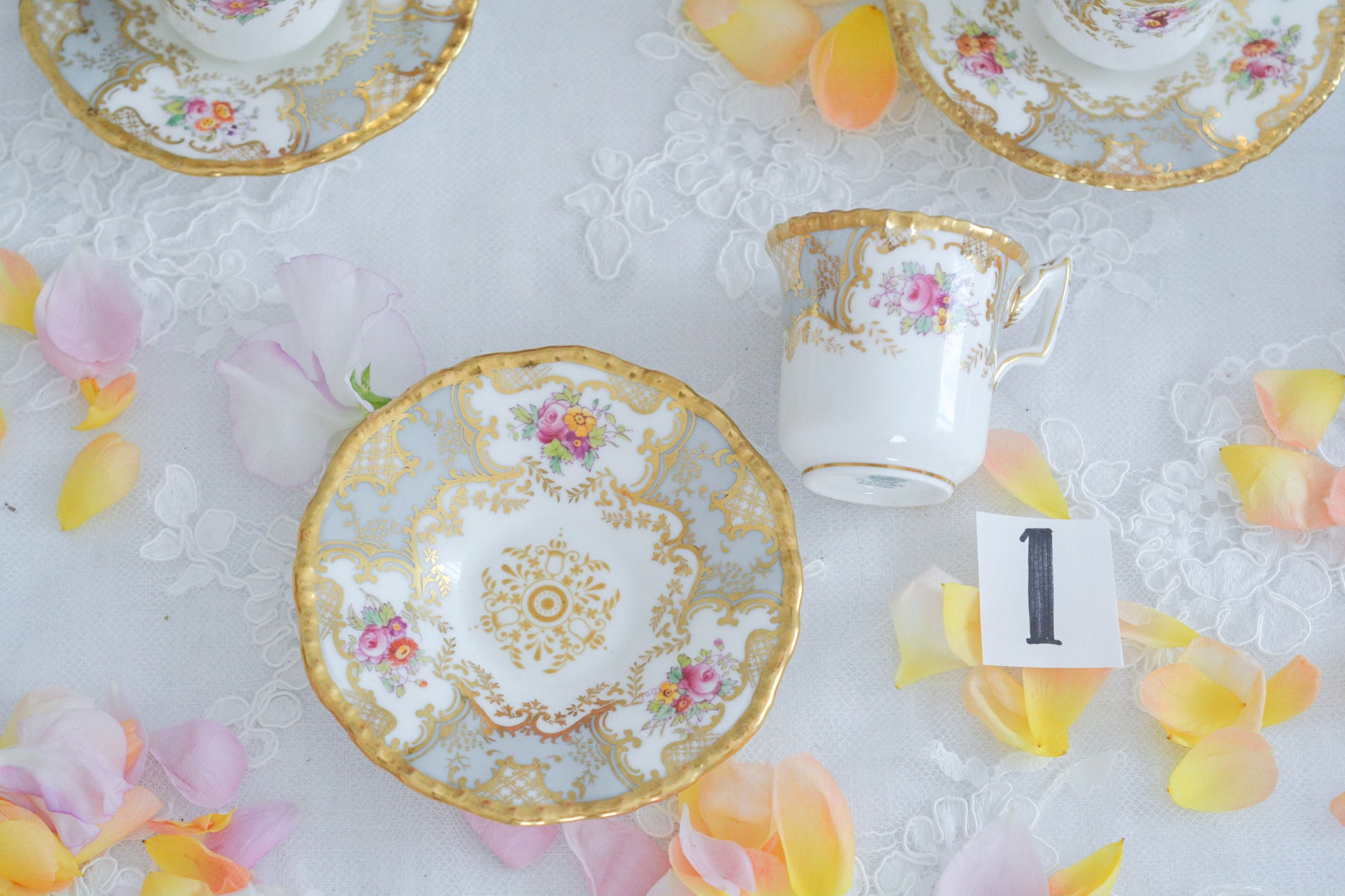 コールポートの人気シリーズ「バットウィング」。バットウィングは、たくさんのカラーバリエーションがあります。グレーカラーはレアカラーで、優しく明るい雰囲気。金彩もとても豪華でテーブルにあるだけでキラキラと輝いて見えます。デミタスカップの小さな世界に豪華で美しい模様がぎゅっと詰まった大変素晴らしいお品です。バットウィングシリーズも状態の良いお品は入手困難になってきました。貴重なグレーのバットウィングの輝きをどうぞお楽しみください。