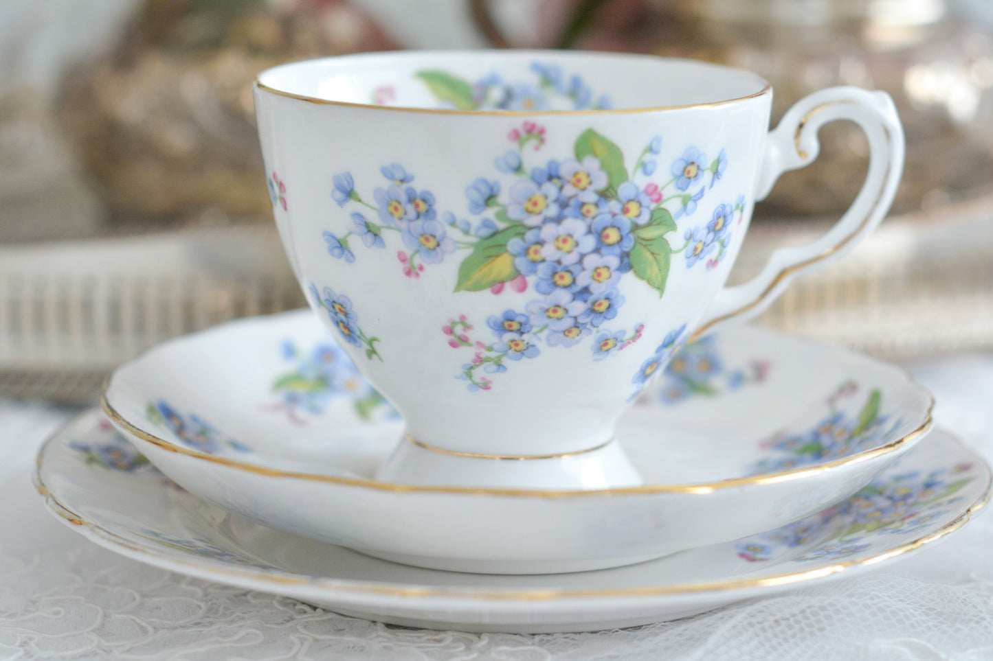 タスカンの勿忘草が大変可愛らしいティートリオです。勿忘草がモチーフのヴィンテージ食器は色々なメーカーで作られています。このタスカンのトリオの勿忘草はとても優しい雰囲気。勿忘草の花言葉は「私を忘れないで」、「誠の愛」、「真実の友情」。春を知らせる花とも言われていて、今の季節にぴったりなティートリオです。