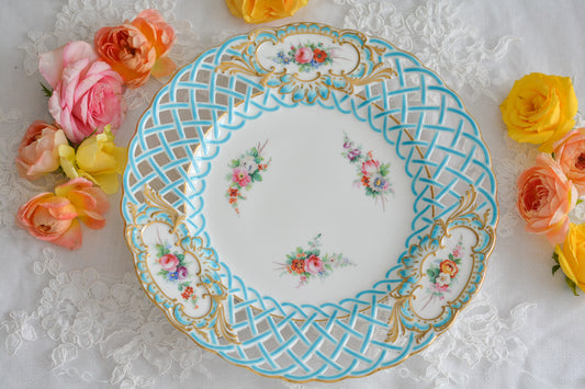 英国アンティークの中でも特に貴重なミントン8800番プレート。ミントンブルーの格子模様に、ハンドペイントの花々が大変美しいミントンの至宝のプレートです。