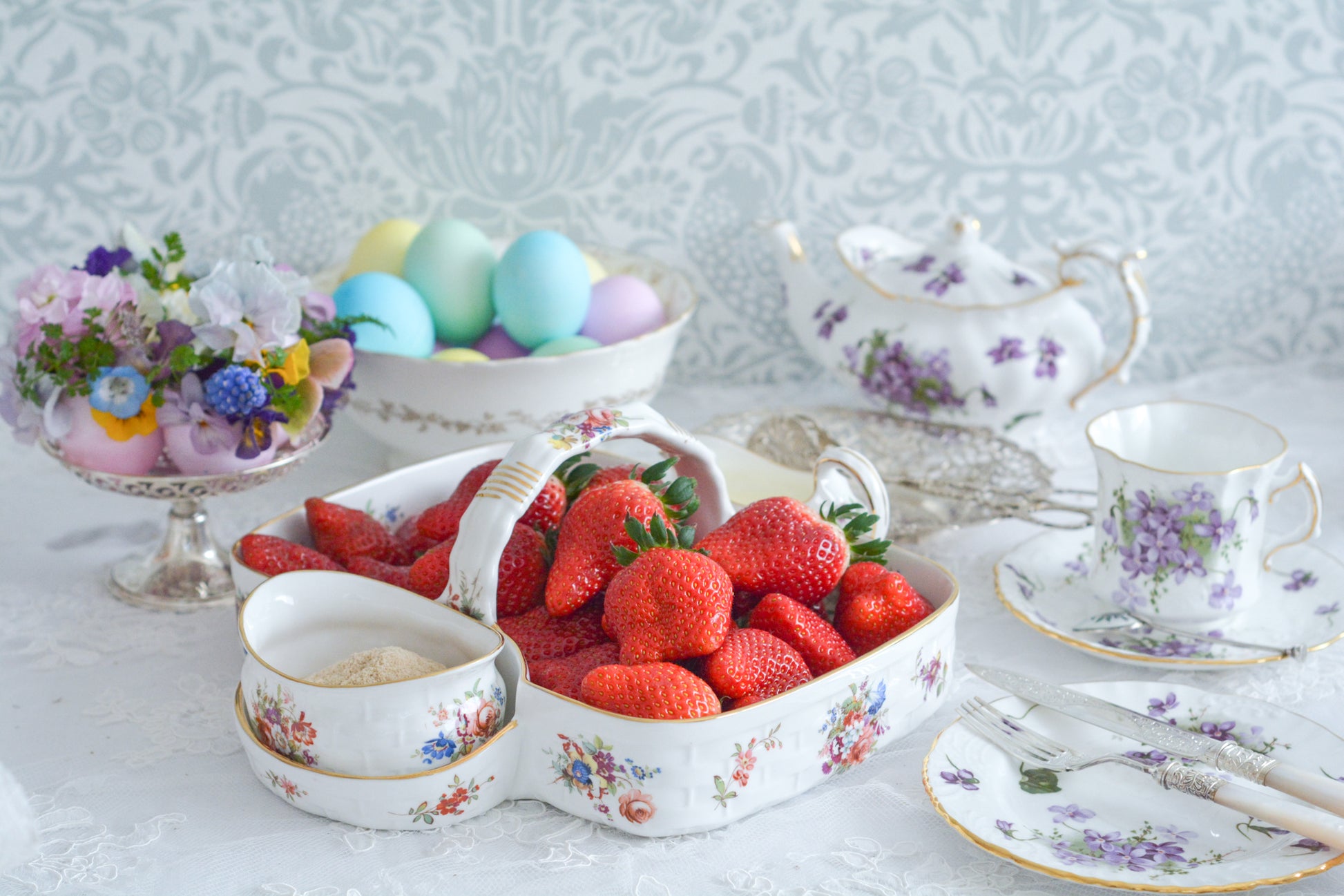 ハマースレイのハワードスプレイシリーズのストロベリーバスケット。ストロベリーバスケットは、イチゴを入れるバスケットでシュガー入れとクリーマーがついています。生産量が少なく、とても人気があるアイテムの一つ。こちらは老舗高級食器店のT.GOODEの特注品です。人気のハワードスプレイの華やかなストロベリーバスケットは、イチゴはもちろん、スコーンや焼き菓子などを乗せても素敵ですね。