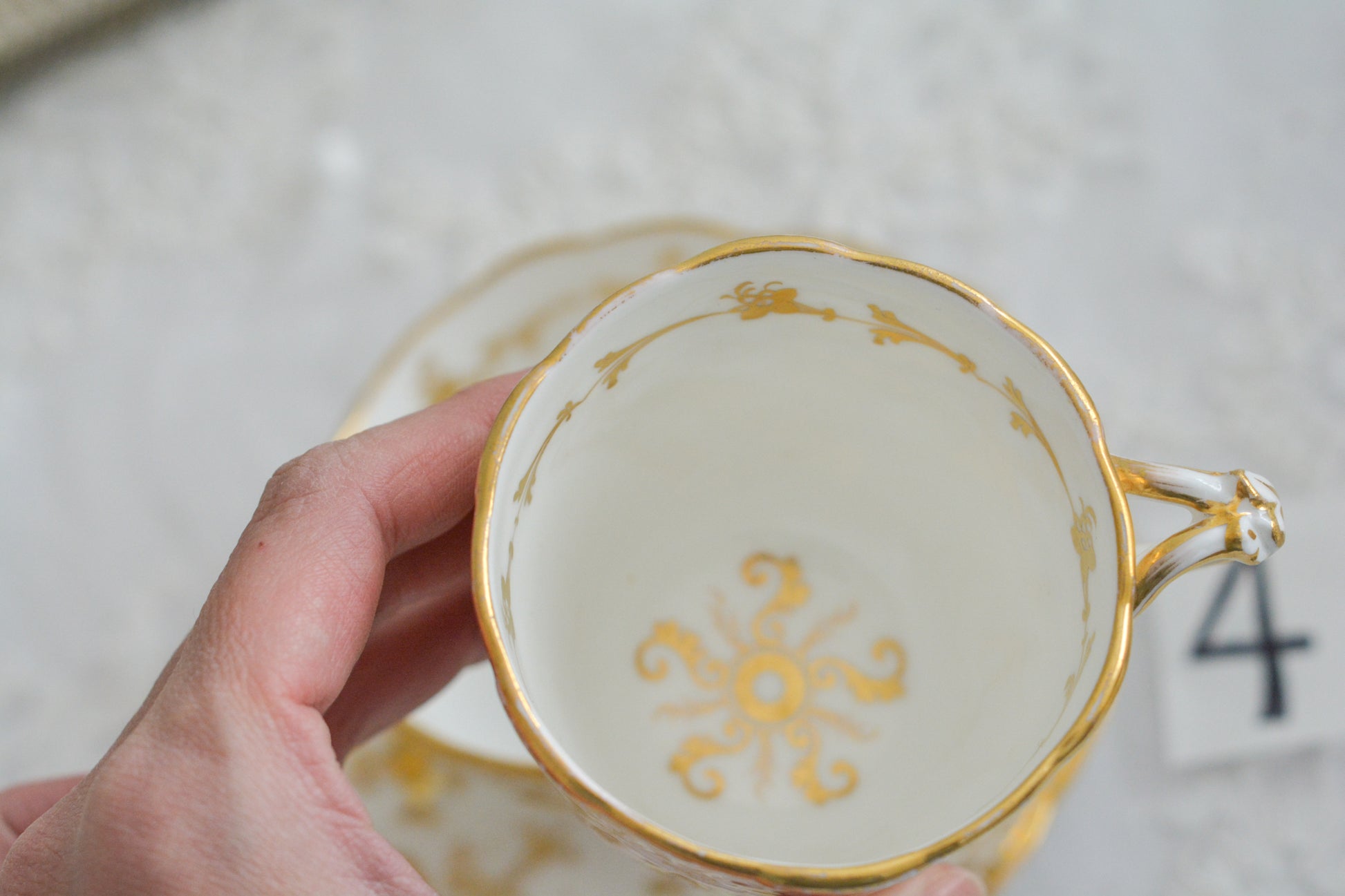 リッジウェイのFoliage Shapeのトゥルートリオ。ハンドル部分には葉っぱの模様がついていてとても可愛らしいシェイプです。白磁に金彩の模様がとても豪華でリッジウェイらしい作品です。トゥルートリオは、ティーカップ、コーヒーカップ、ソーサーのセットでヴィクトリア時代の初期頃まではトリオといえばこちらが主流でした。今ではとても貴重になっています。紅茶もコーヒーも楽しめるのがいいですね。