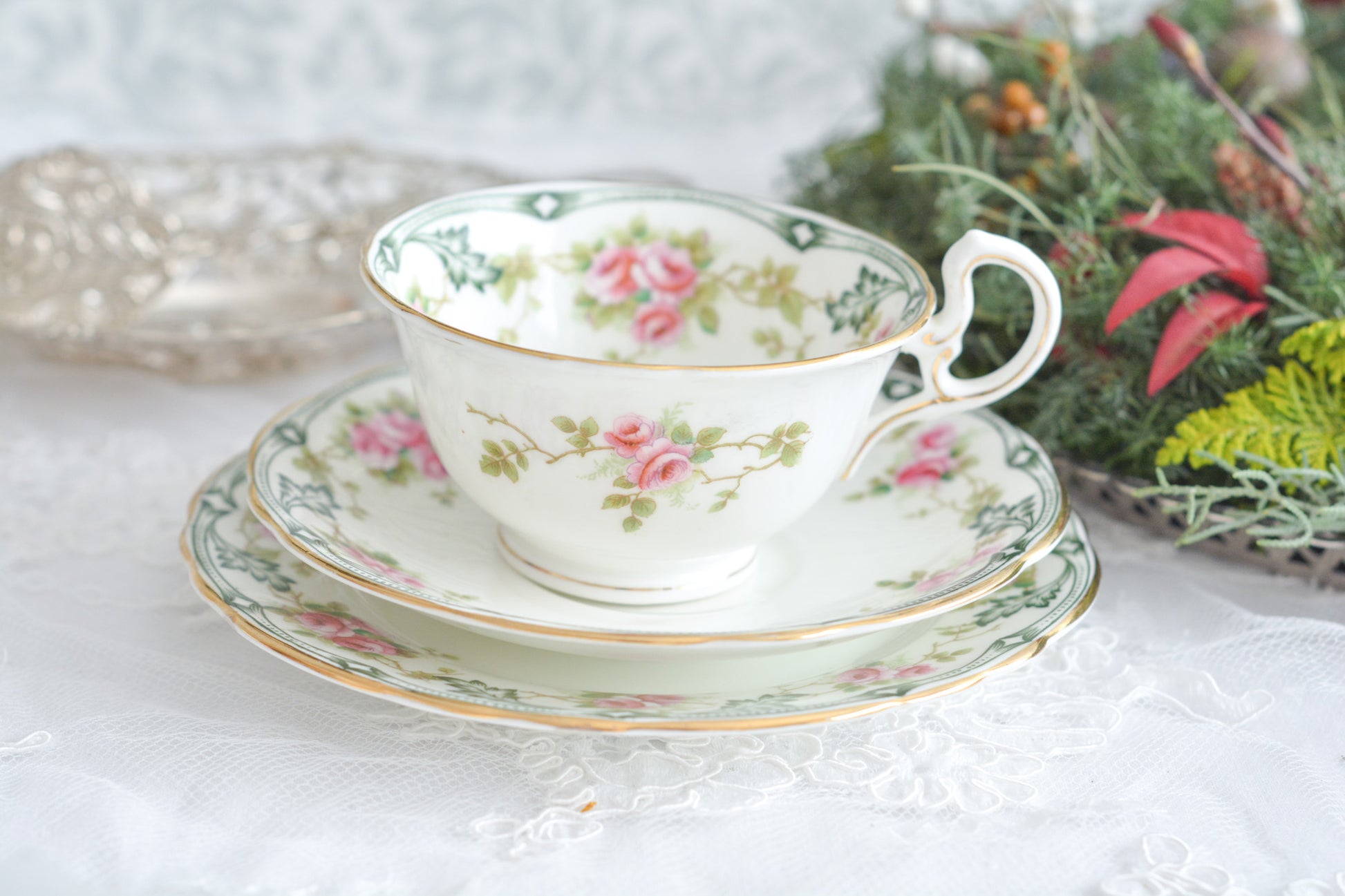 エインズレイの可愛らしいティートリオがやってきました。小さなバラに可愛らしい模様のティートリオです。クリスマスにもぴったりな雰囲気でクリスマスのテーブルコーディネートを盛り上げてくれます。エインズレイは1775年創業で今もたくさんの人々に愛される陶磁器メーカーです