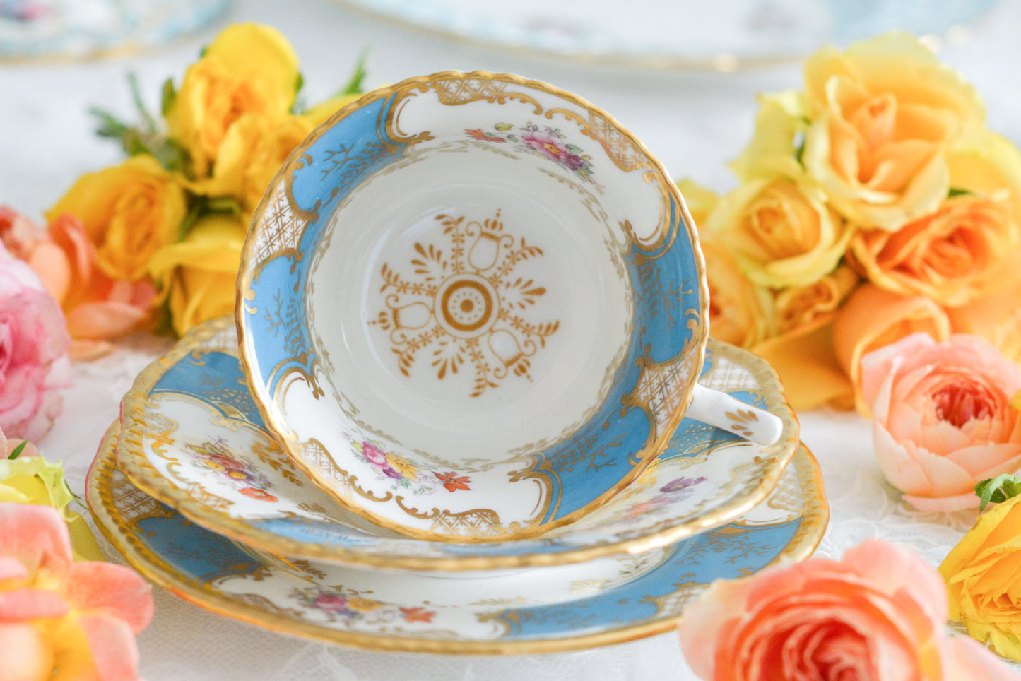 英国アンティーク、コールポートの代表作馬ットウィングシリーズの幻のカラーと言われるターコイズブルーのティートリオ。キラキラと宝石のように輝く美しいカップです。