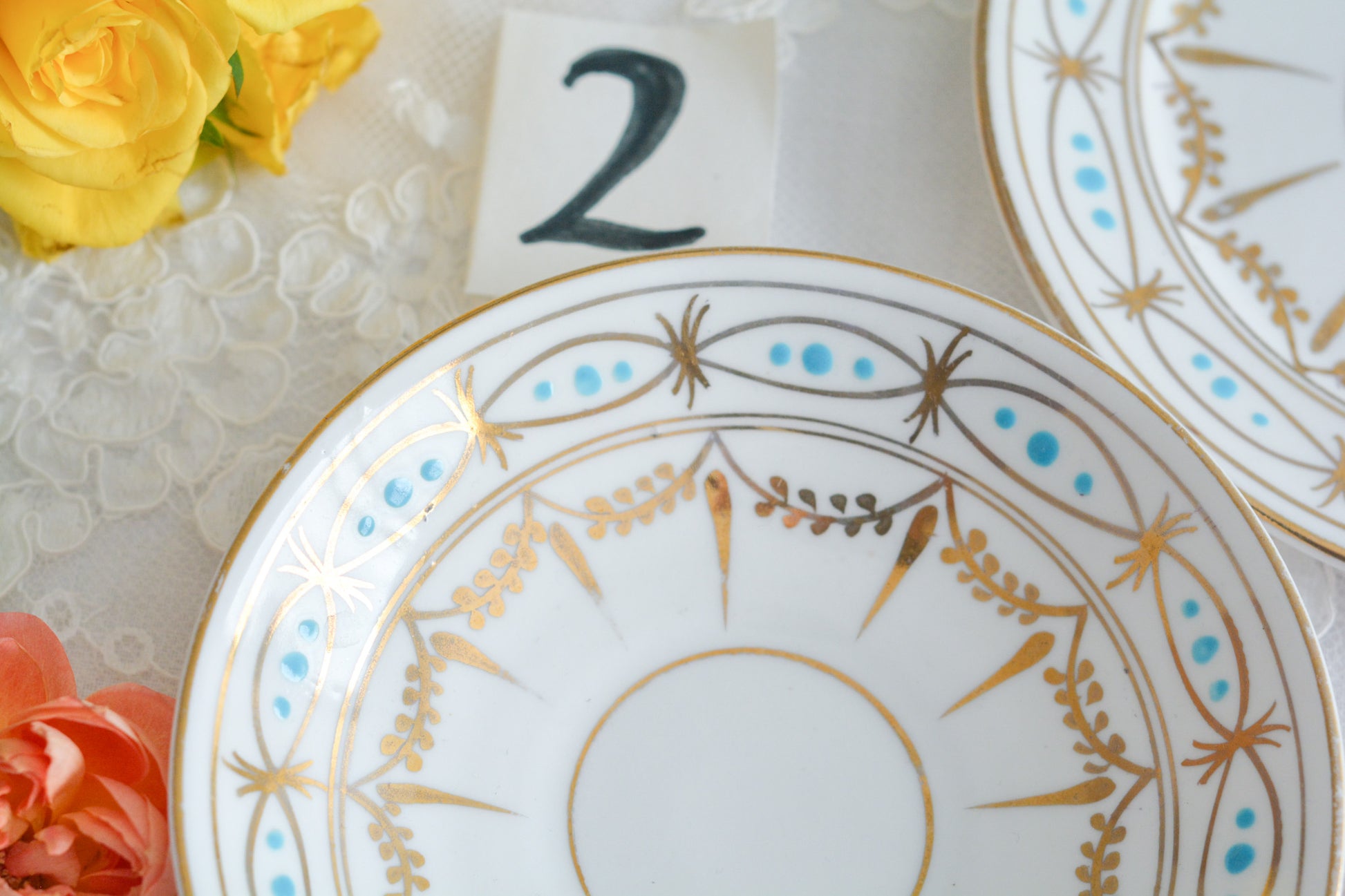 ハンドペイントで描かれた曲線美。アールヌーボースタイルのティートリオです。金彩にターコイズブルーのドットのコントラストが素敵なお品。カップは紅茶にもコーヒーにもお使いいただきやすいデザインです。