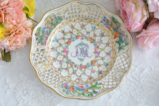 オーストリアの「国の母」とたたえられたハプスブルグ家の女帝「マリア・テレジア」。のちにフランス国王ルイ16世に嫁いだマリー・アントワネットの母でもあります。その名前にふさわしく、また、ウィーンの煌びやかな芸術や宮殿を思わせるような華やかで美しい世界観のプレートです。カール・ティーメの素晴らしいハンドペイントの絵付けをお楽しみください。